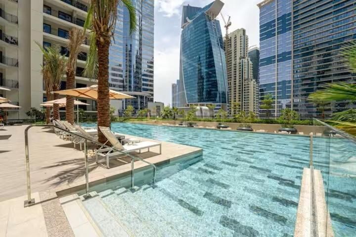 Canal Luxe Burj 1BR Sleeps 4 with Pool and Gym