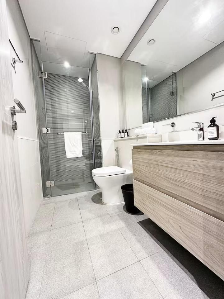 Canal Luxe Burj 1BR Sleeps 4 with Pool and Gym