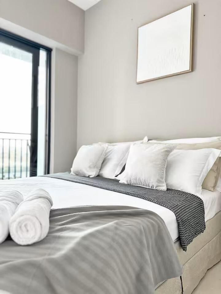 Canal Luxe Burj 1BR Sleeps 4 with Pool and Gym