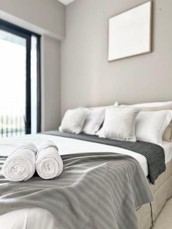 Canal Luxe Burj 1BR Sleeps 4 with Pool and Gym