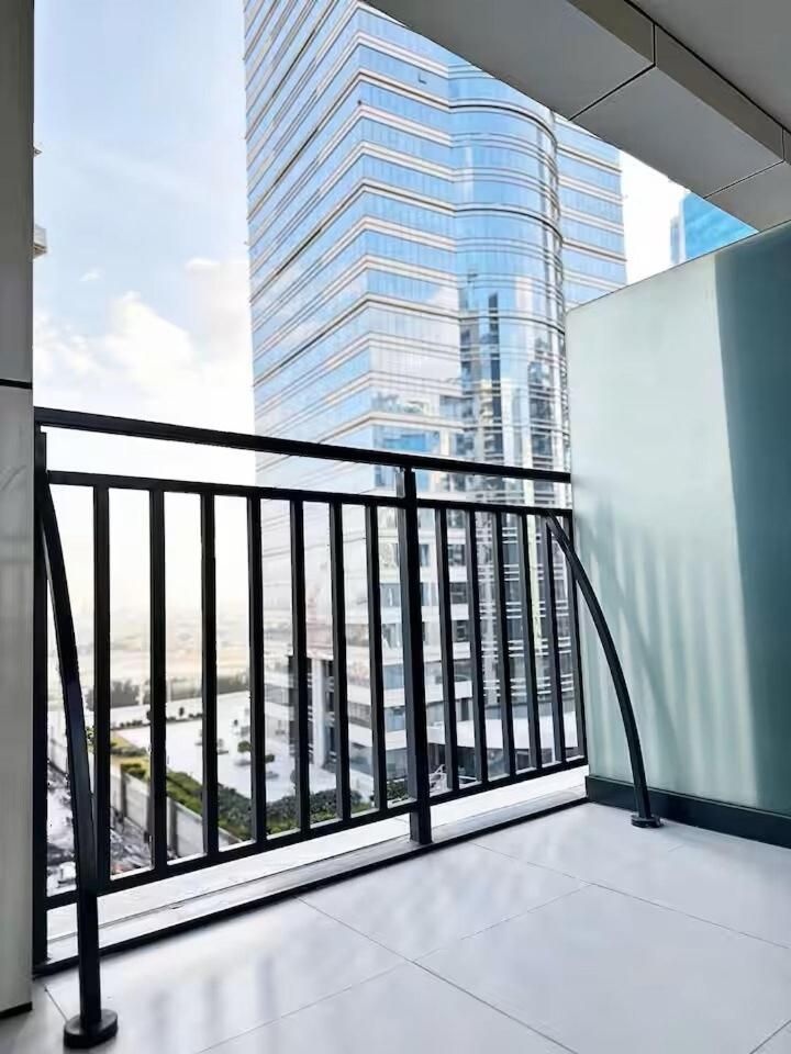 Canal Luxe Burj 1BR Sleeps 4 with Pool and Gym