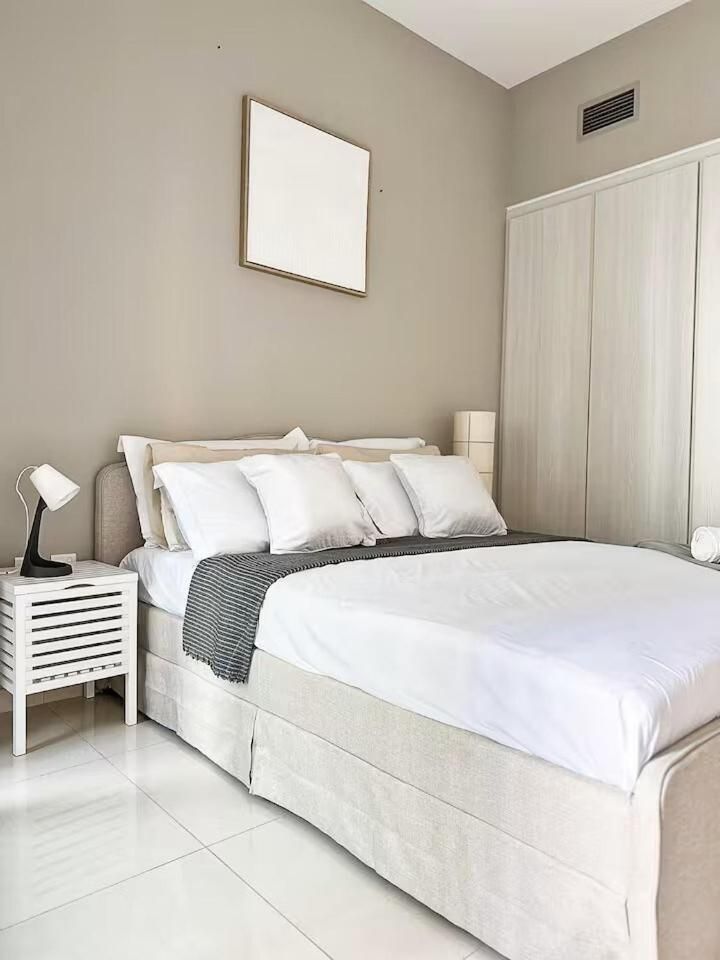 Canal Luxe Burj 1BR Sleeps 4 with Pool and Gym
