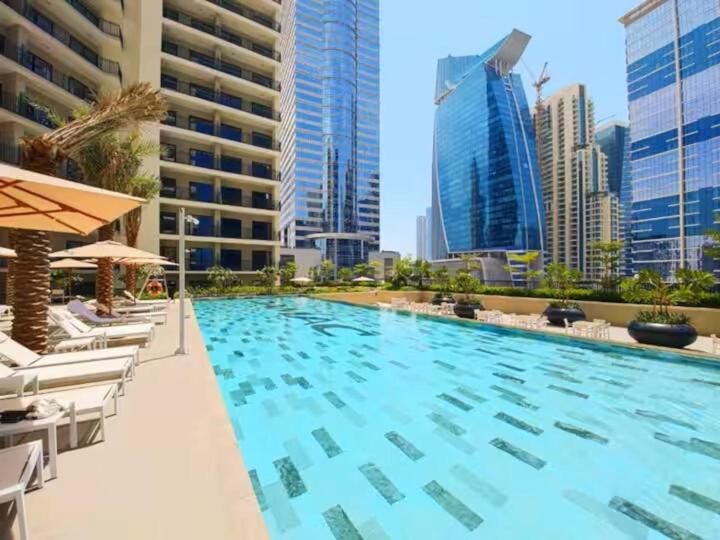 Canal Luxe Burj 1BR Sleeps 4 with Pool and Gym