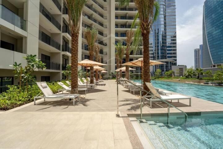 Canal Luxe Burj 1BR Sleeps 4 with Pool and Gym