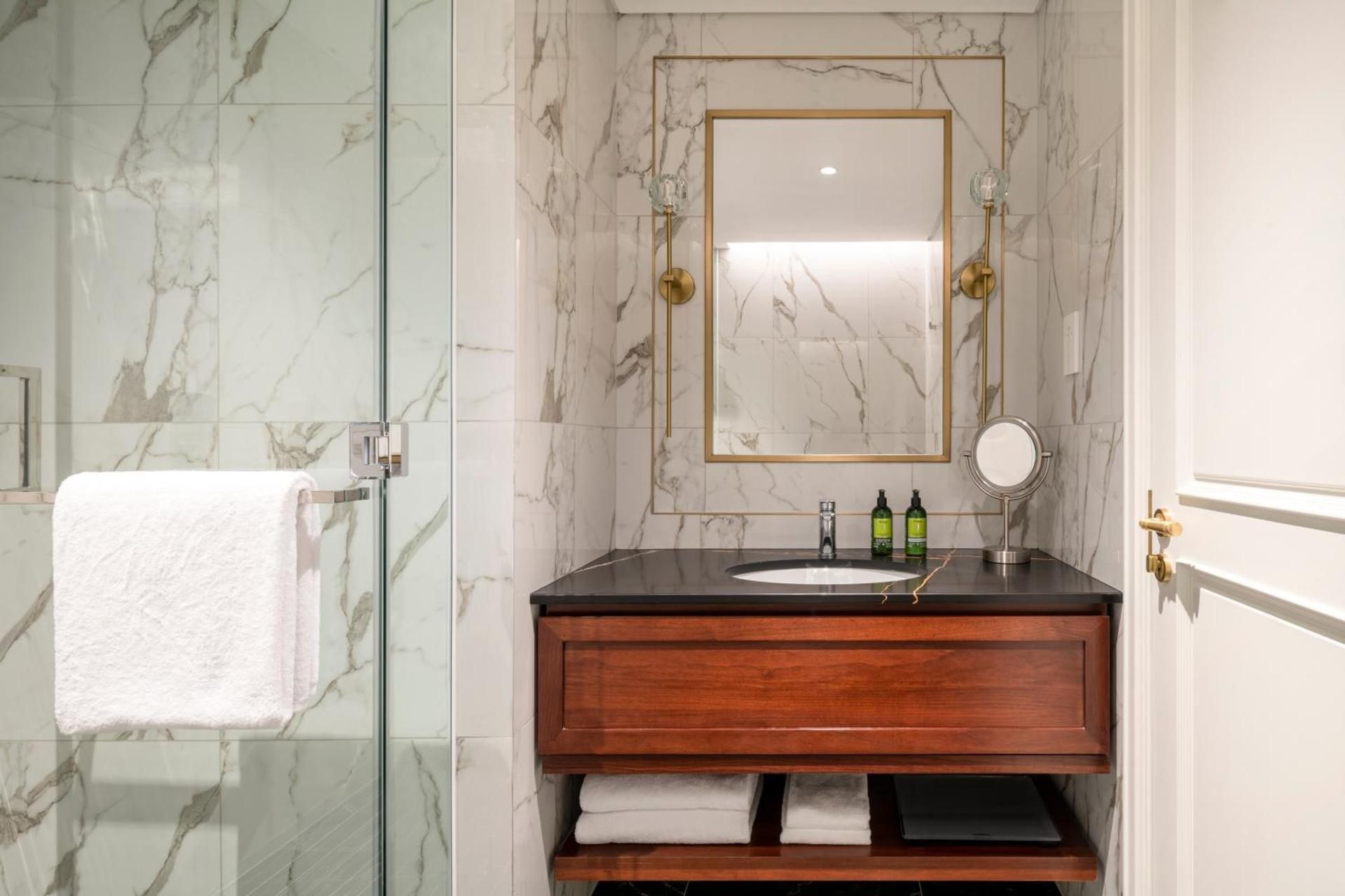 Deluxe One Bedroom Apartment