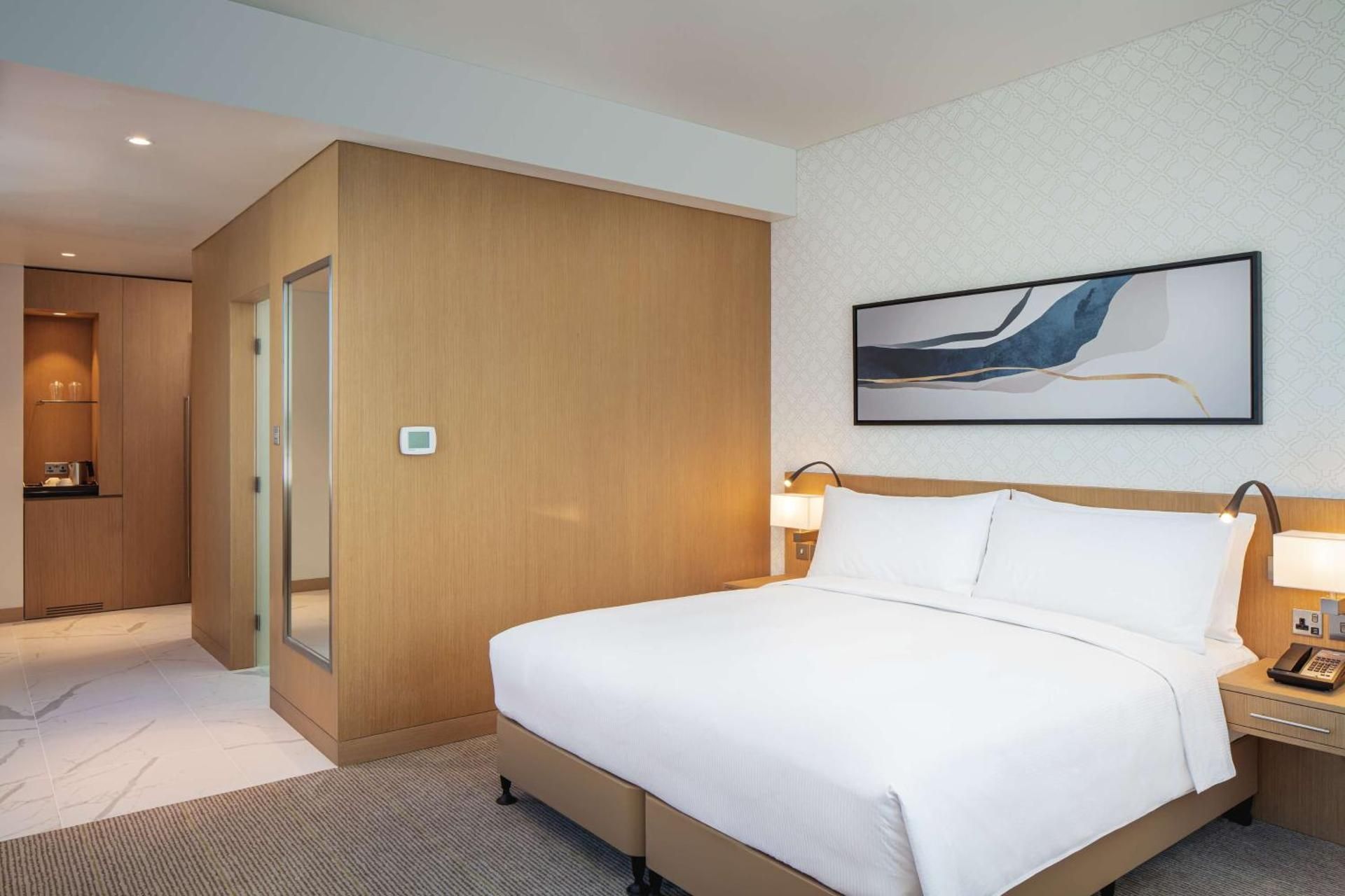 Deluxe Corner King Room