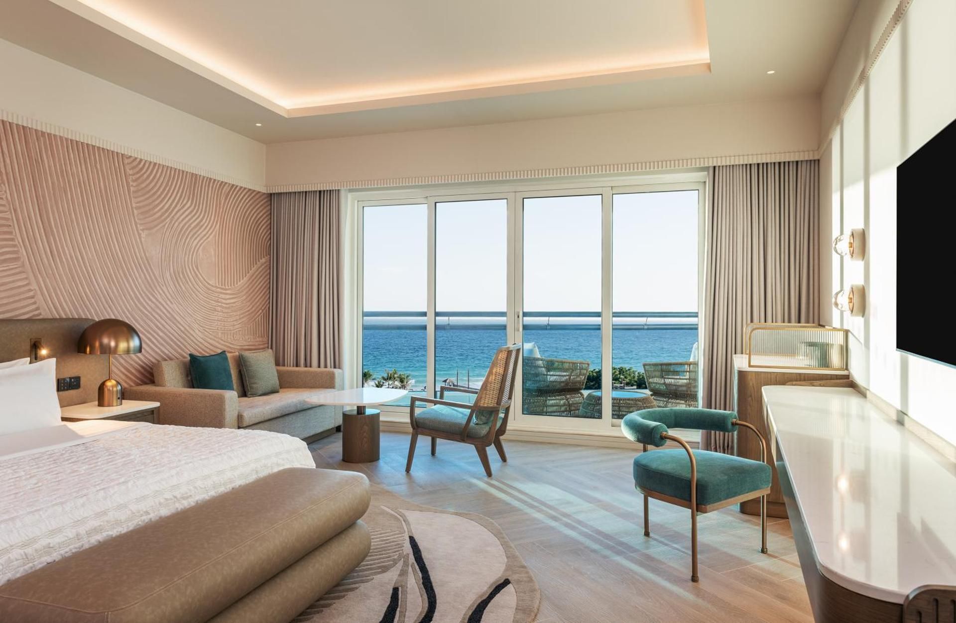 Deluxe Guest Room with Ocean View, Balcony and Club Lounge Access