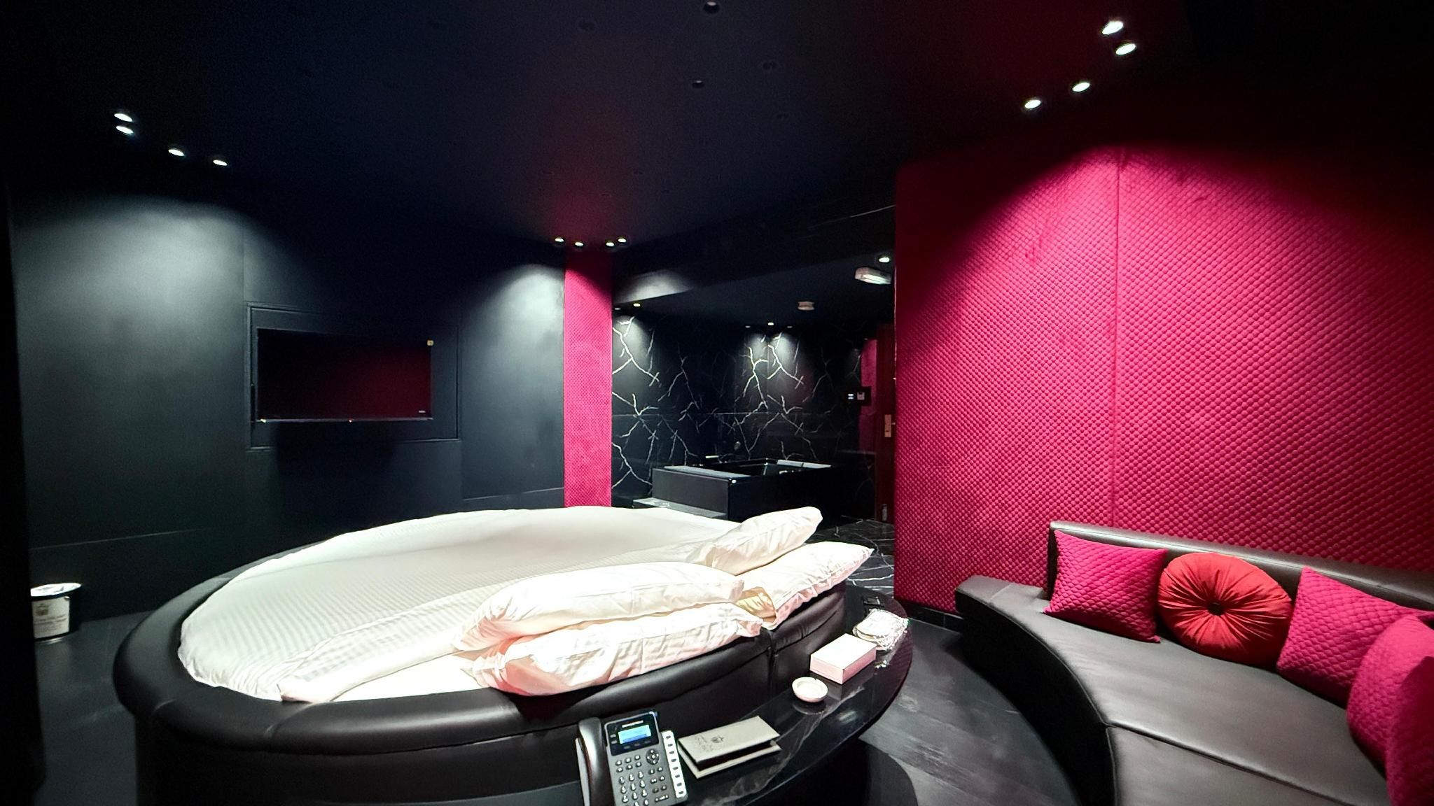 Honeymoon Suite with Jetted Tub