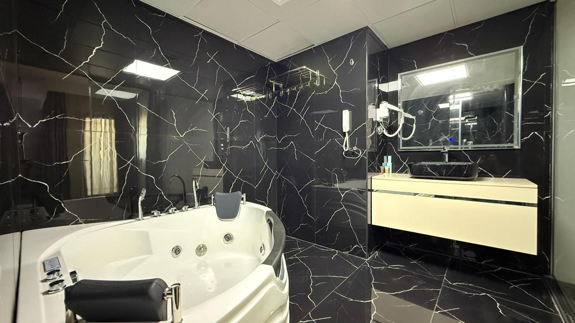 Presidential Studio Suite With Jacuzzi