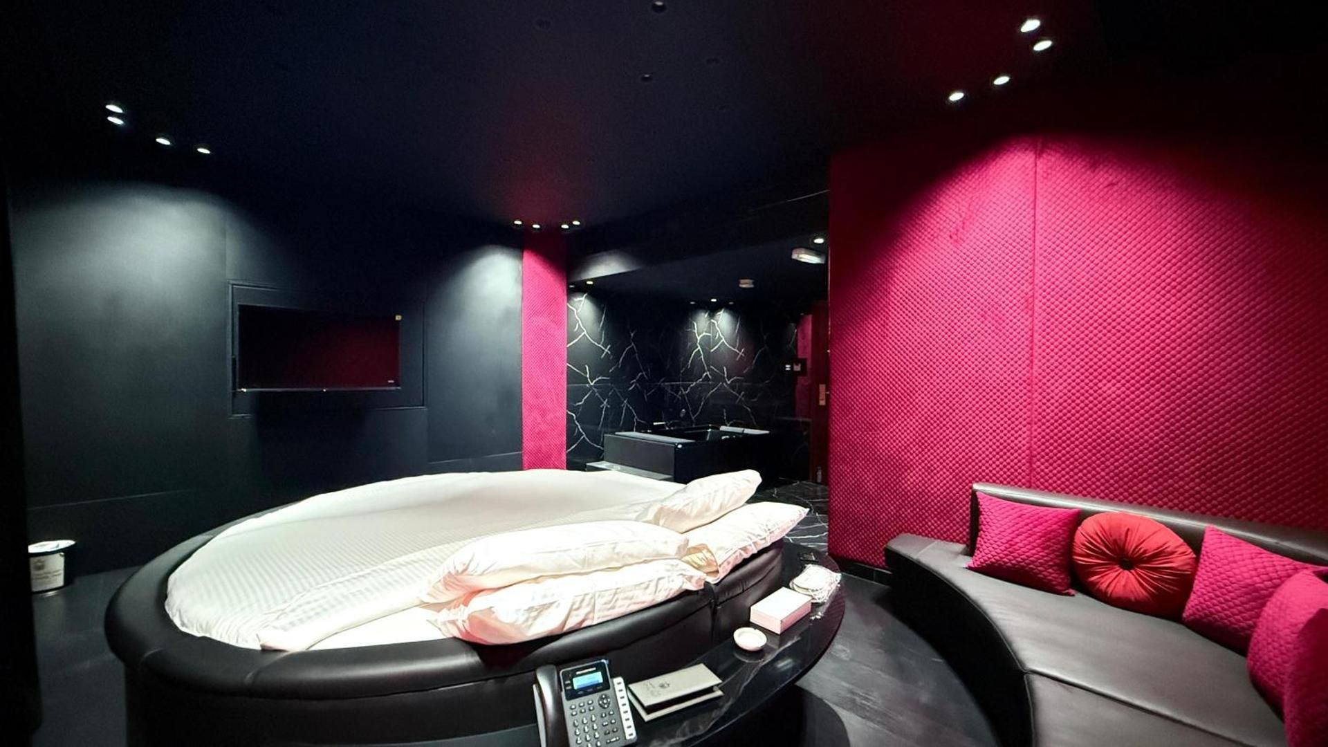 HONEYMOON WITH JACUZZI