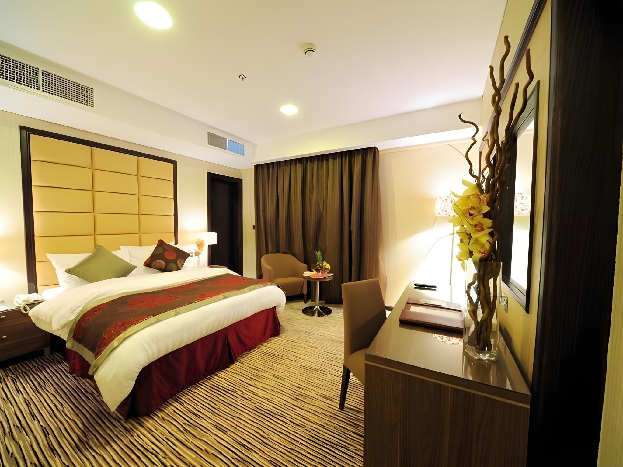 Family Suite (1-Bedroom + 1 Living Room)