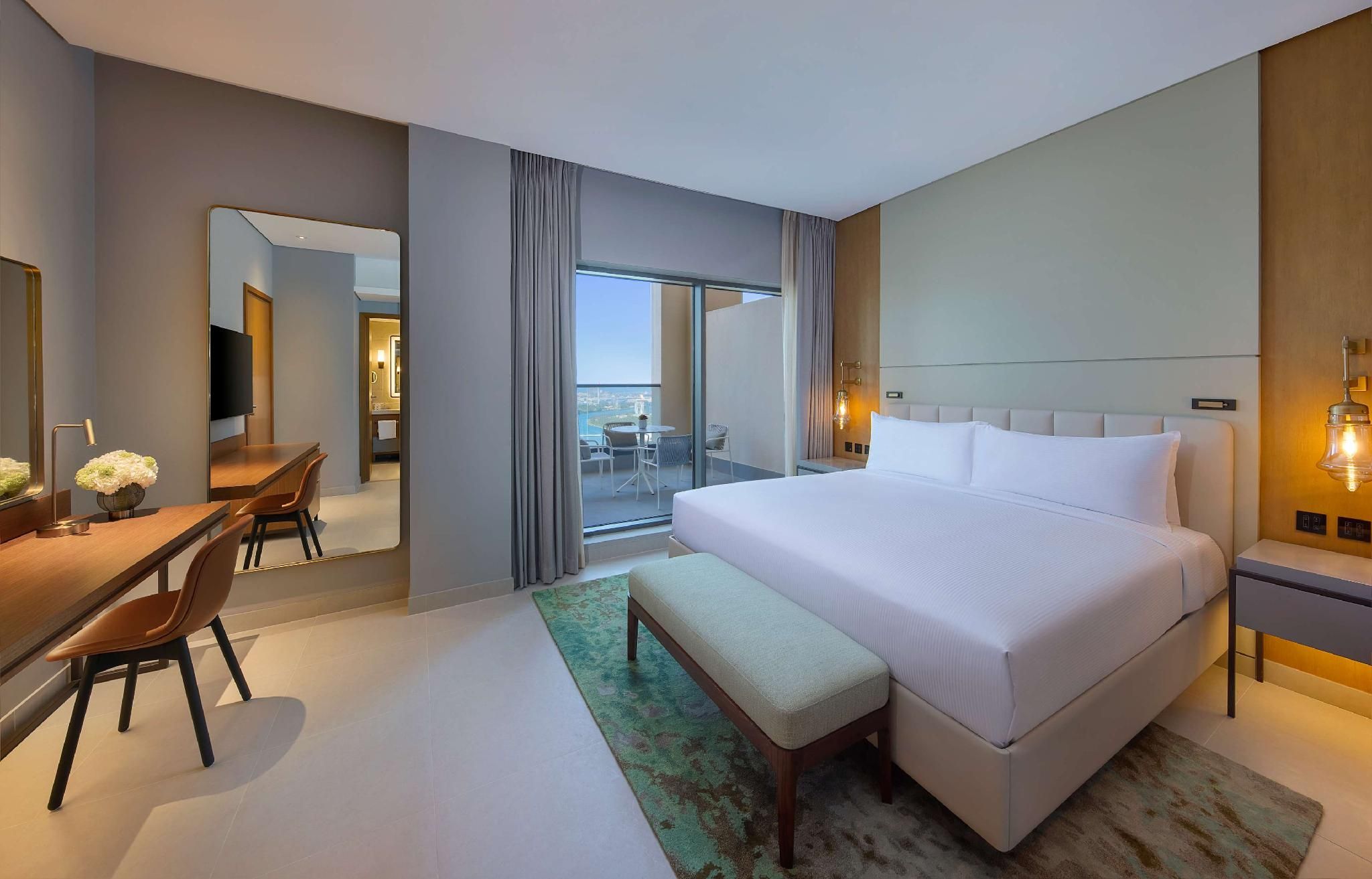 KING ONE BEDROOM APARTMENT WATERFRONT BALCONY