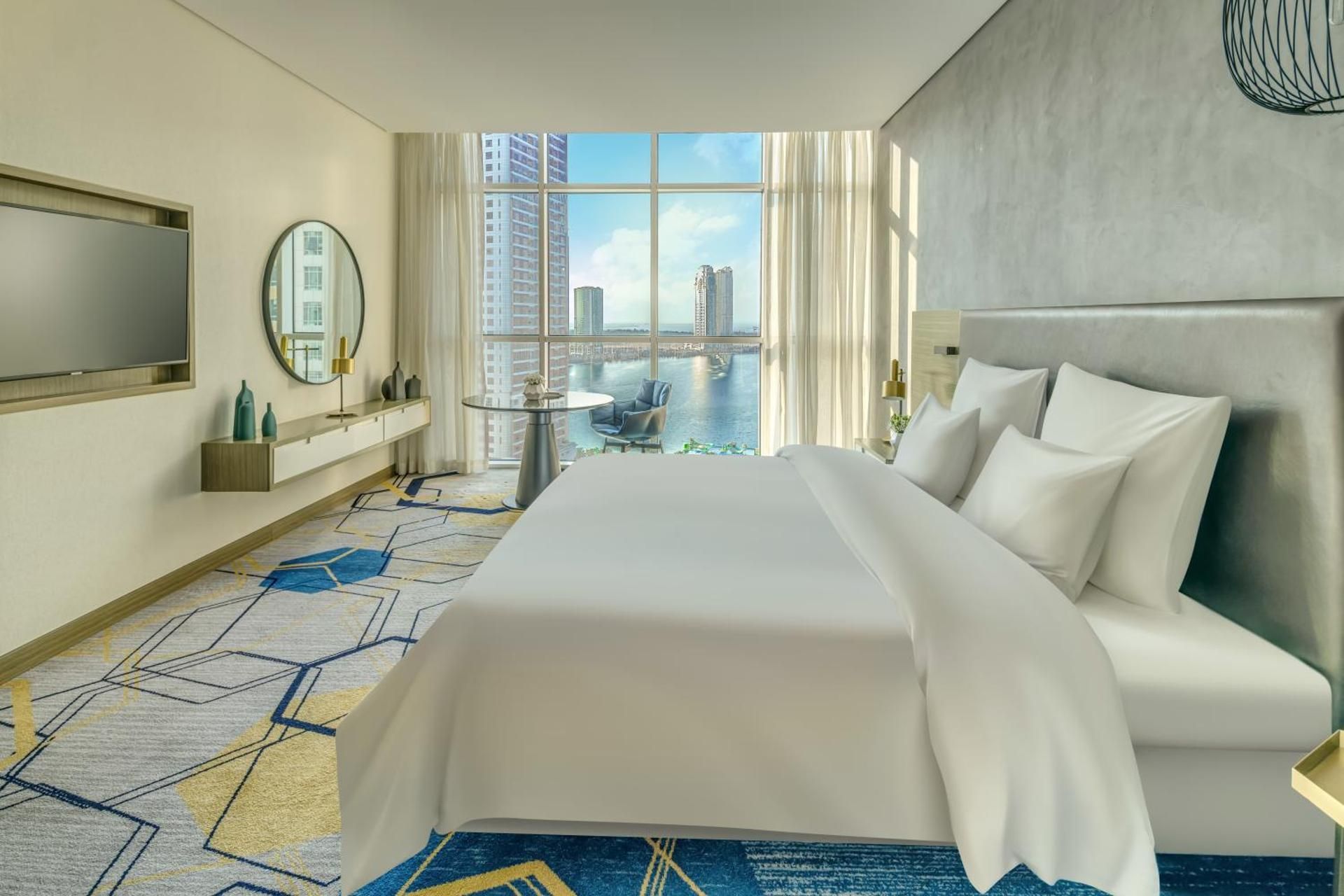 Executive Suite with King Size Bed and Living Room - City View