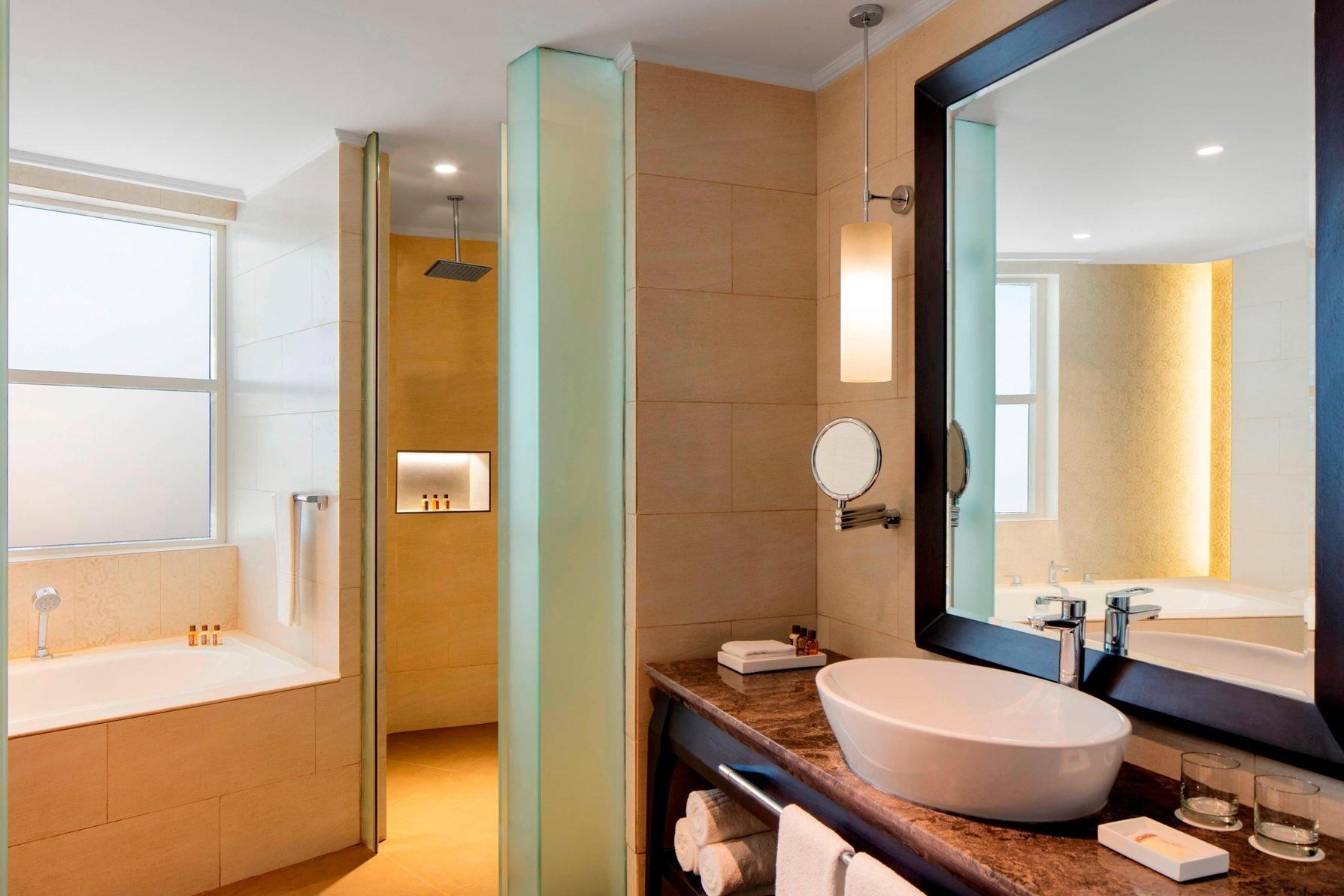 club deluxe suite, club lounge access, 1 bedroom suite, 1 king, partial sea view