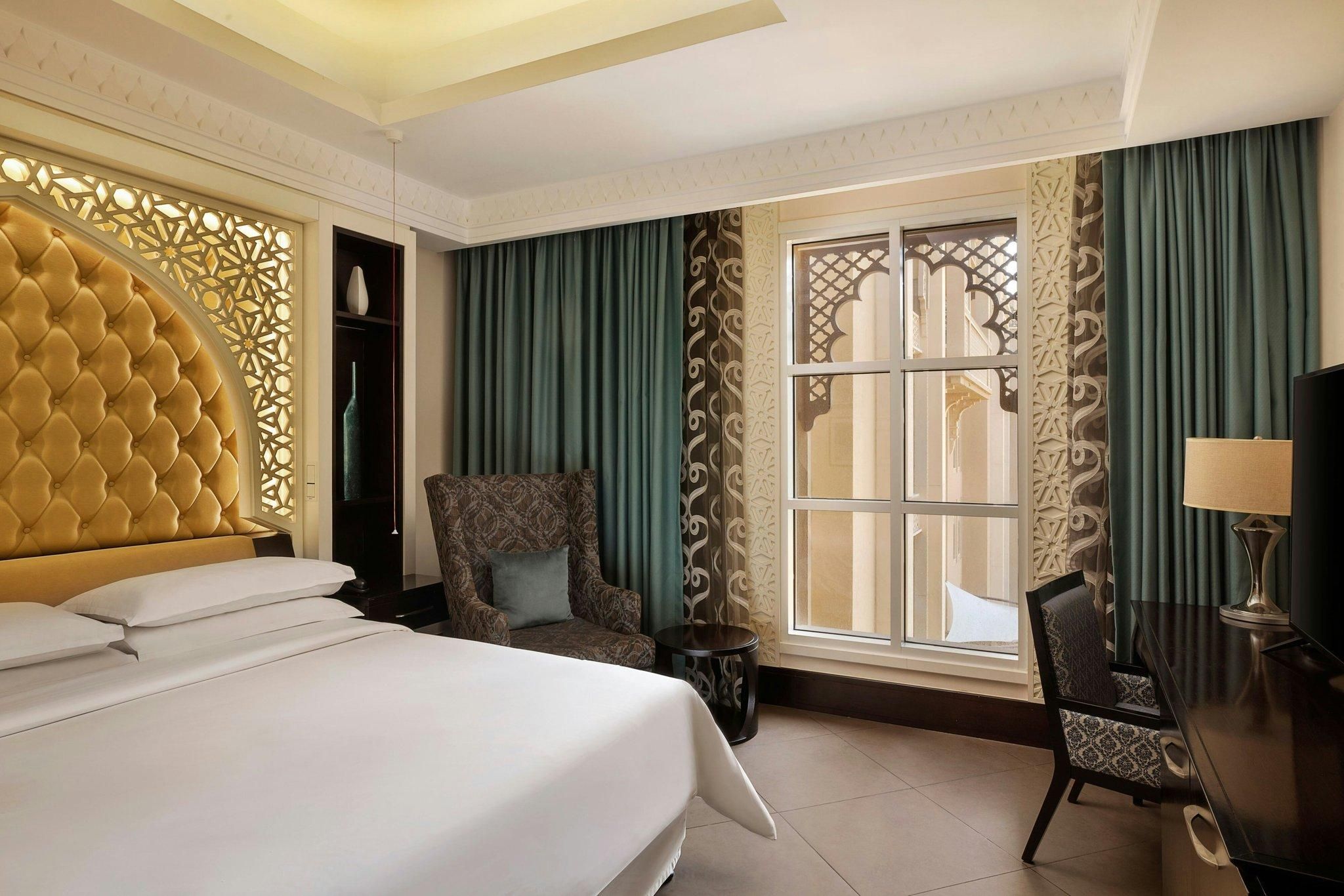 Deluxe Accessible, Accessible Guest room, King, Roll-in Shower