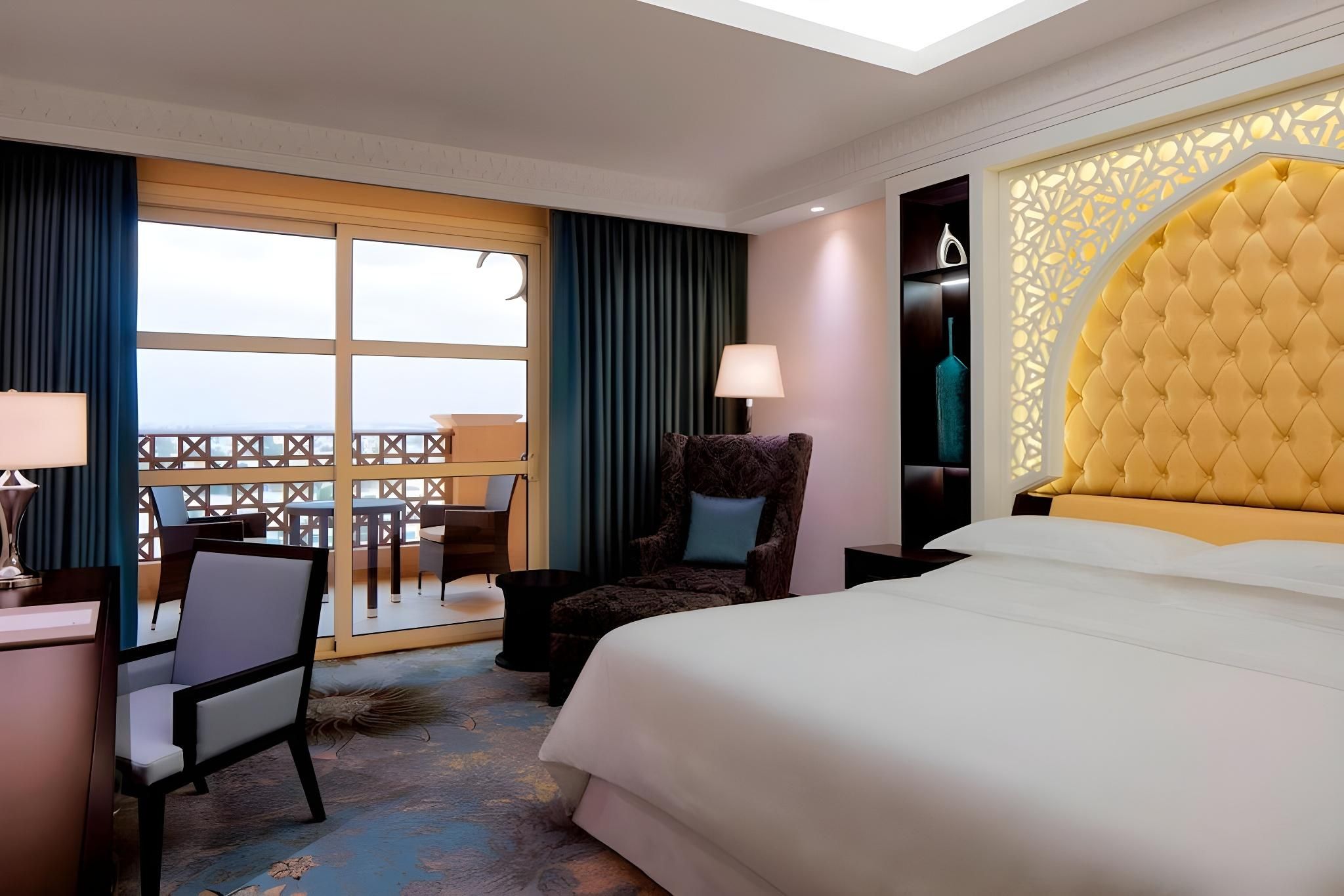 Deluxe Partial Sea View, Guest room, 1 King, Partial sea view
