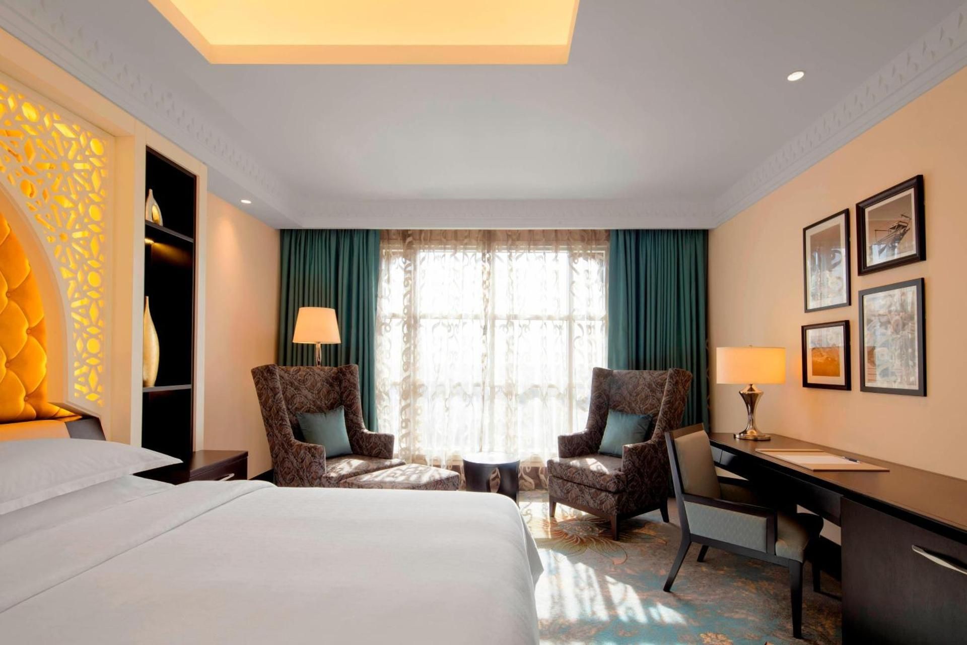 Deluxe King Room with Partial Sea View