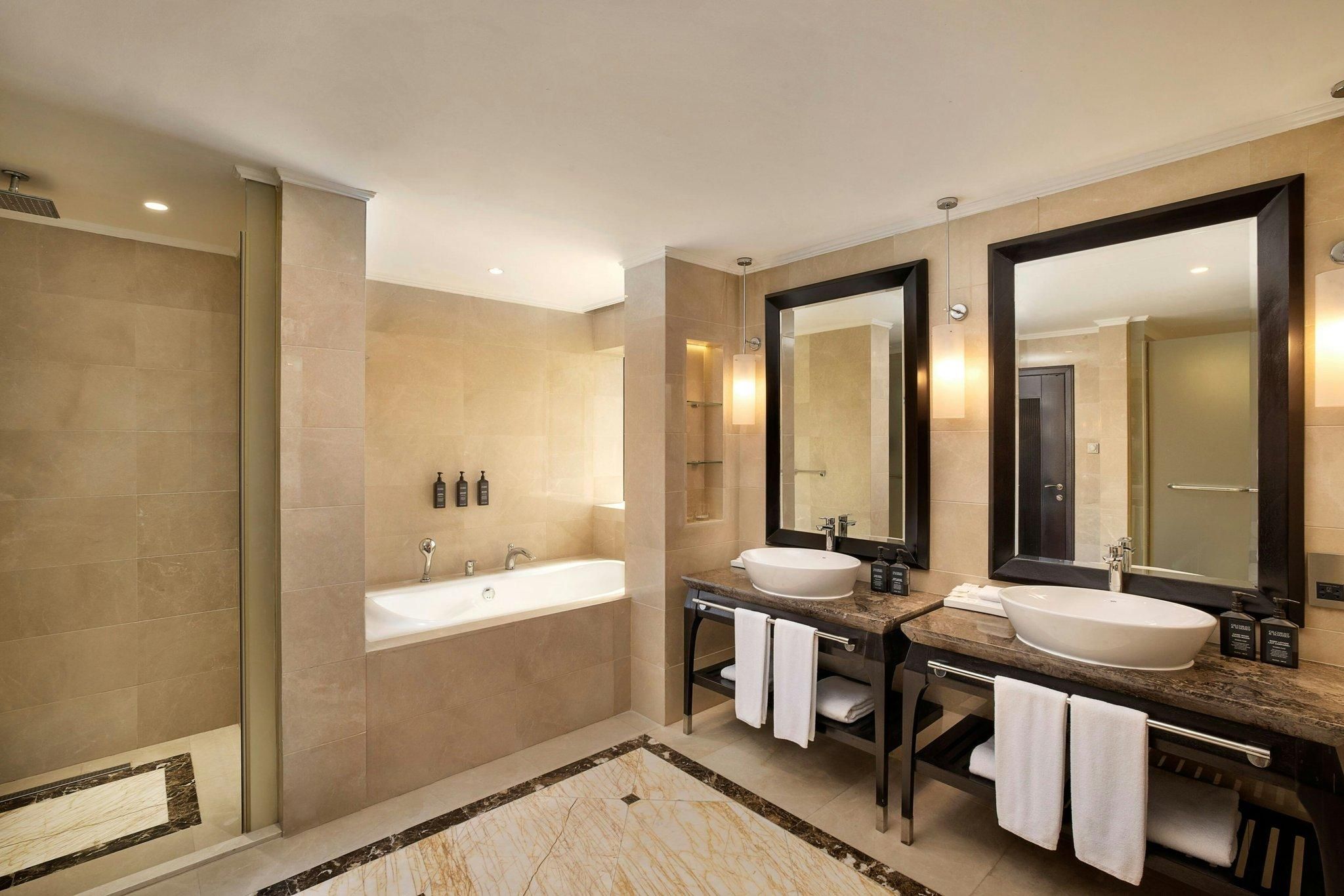 royal suite, private pool, club lounge access, 2 bedroom bi-level suite, sea view, balcony