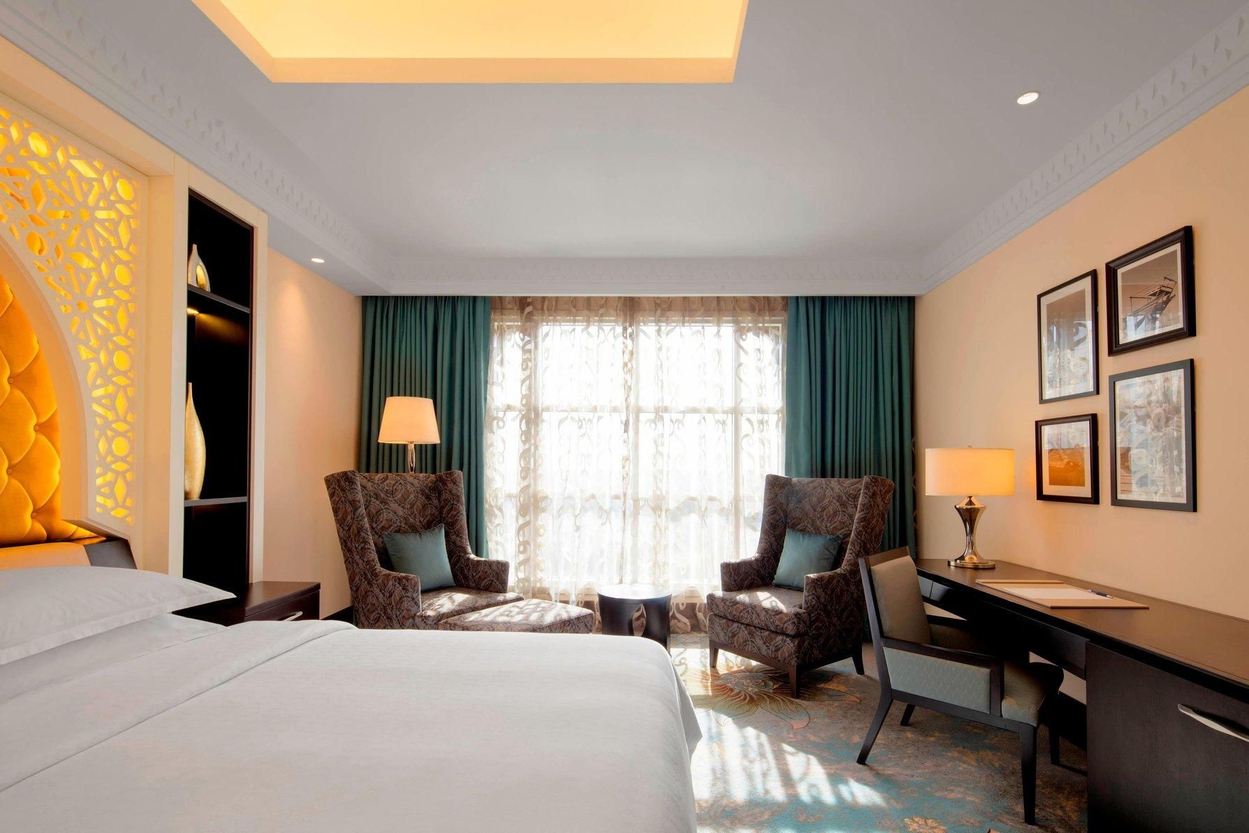 club deluxe suite, club lounge access, 1 bedroom suite, 1 king, partial sea view