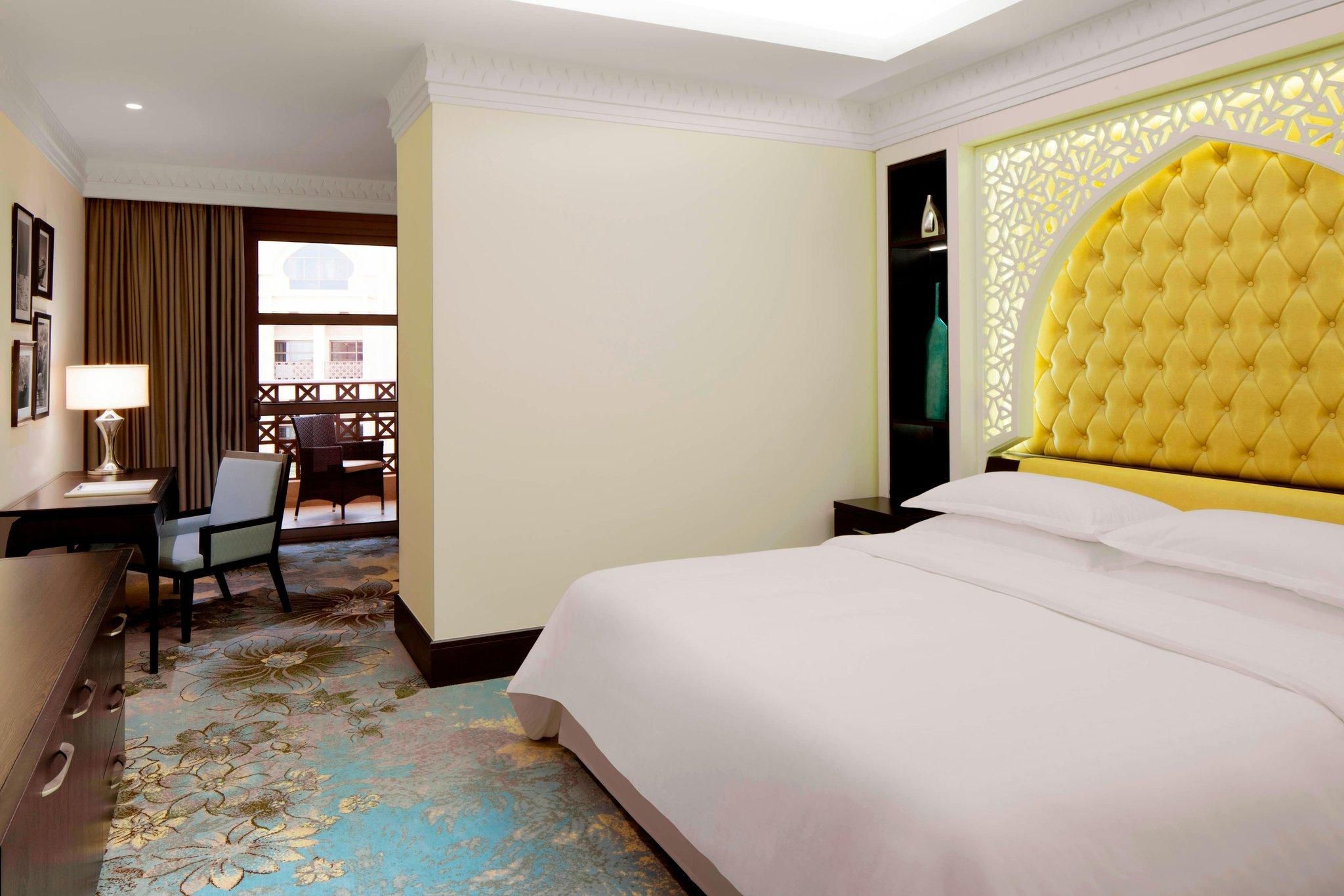sheraton club pool view, club lounge access, guest room, 1 king, balcony