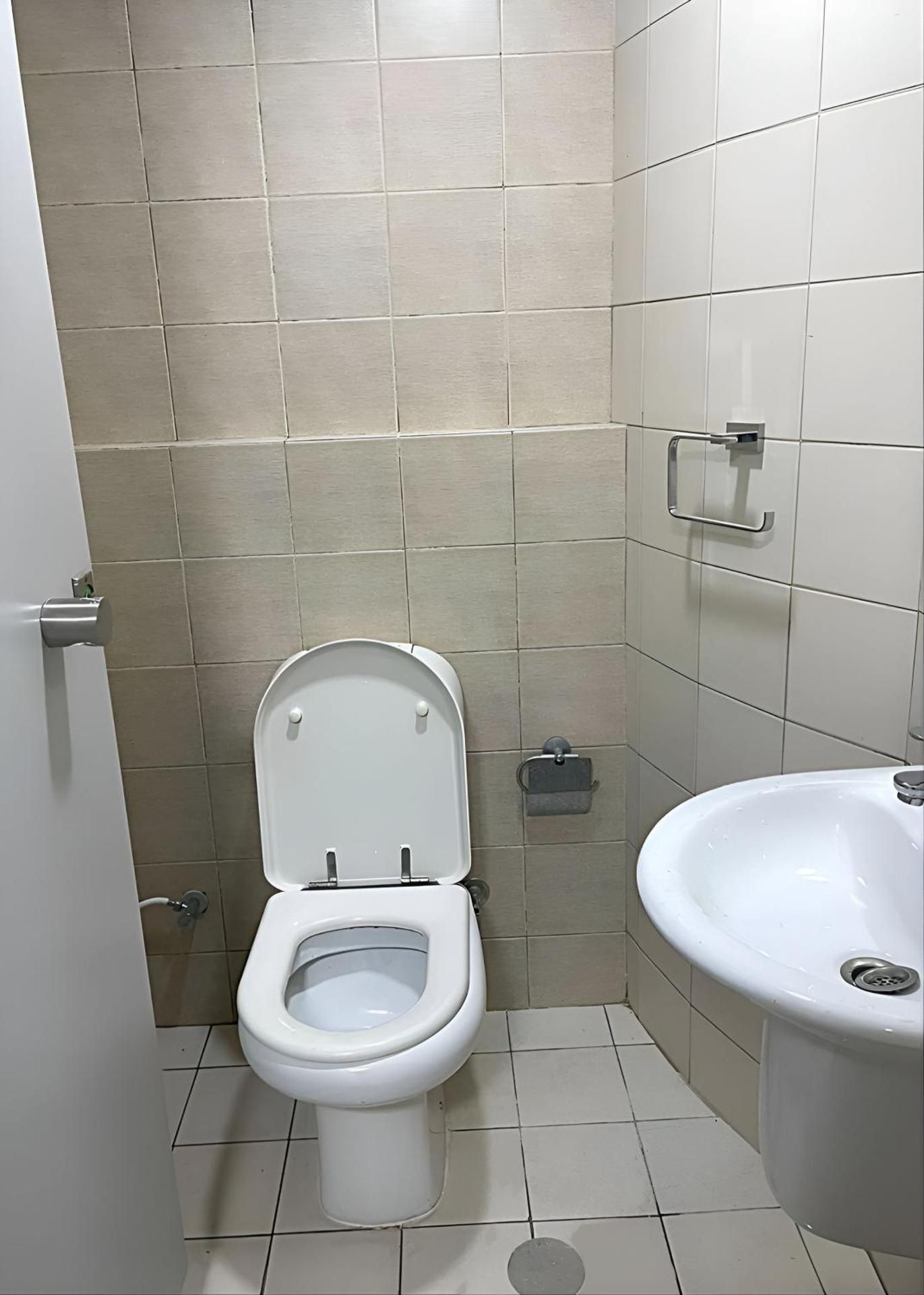 Affordable Master Room - Heart of Abu Dhabi Family Room with Private Bathroom 2