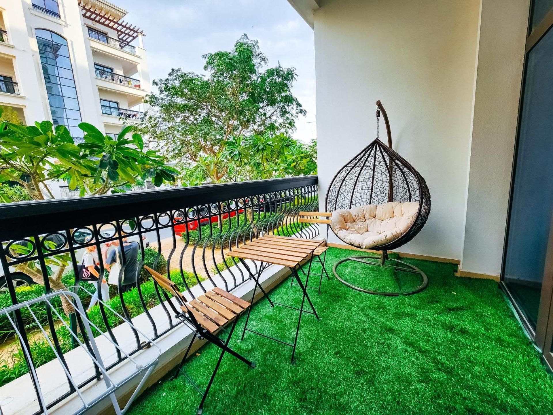 One-Bedroom Apartment with Balcony
