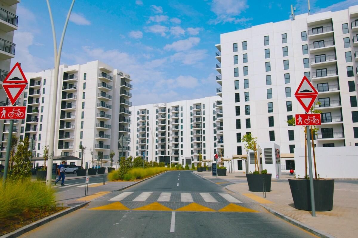 Classy 1BR | High Floor by Amenities & F1