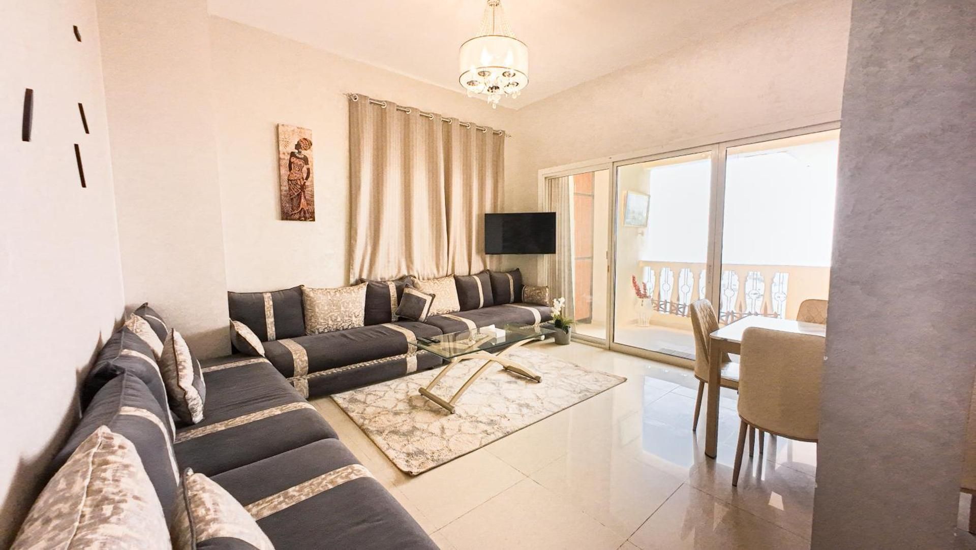 One-Bedroom Apartment with Lake View