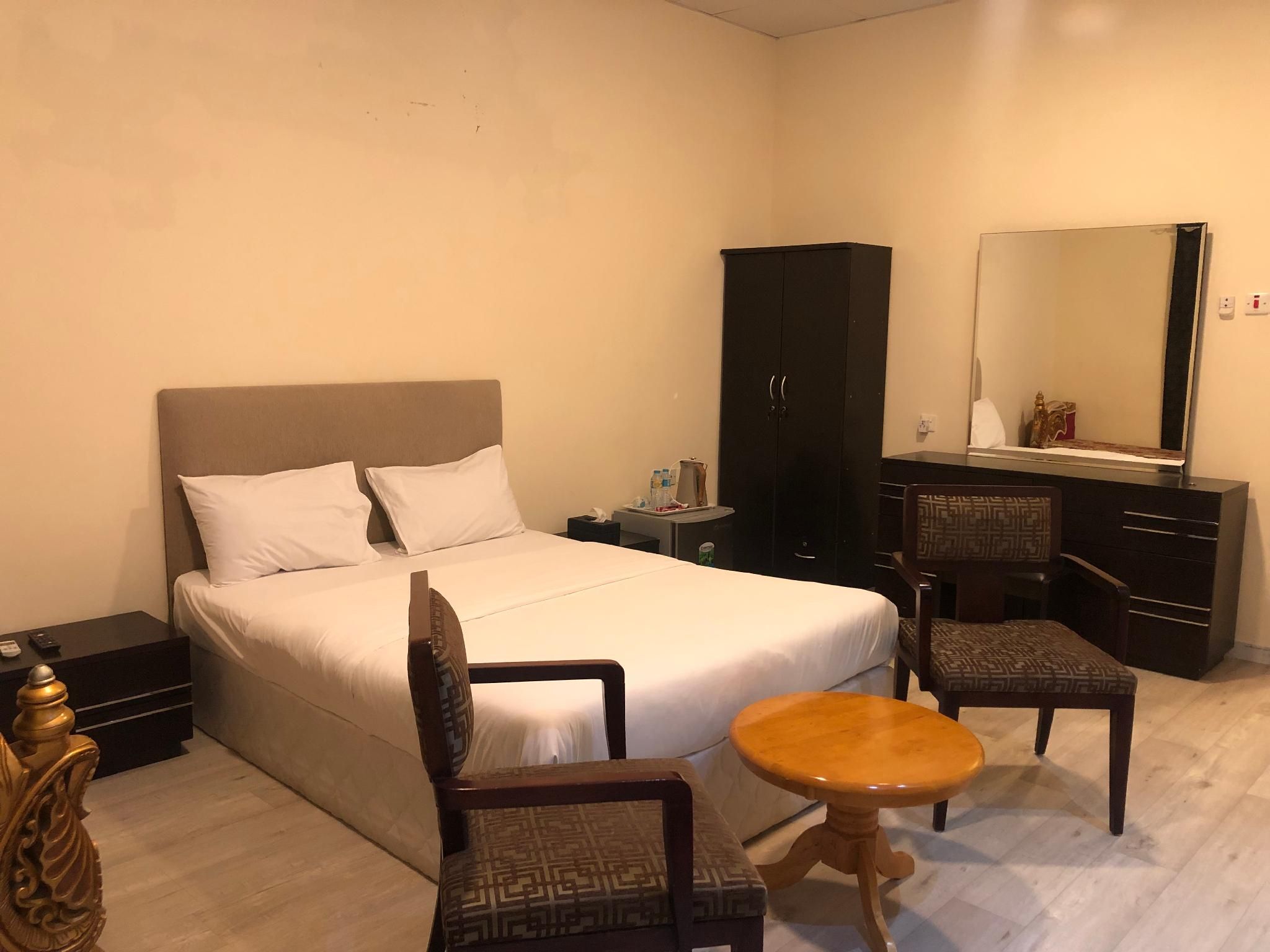 Spacious Studio Type Room (Queen Bed)