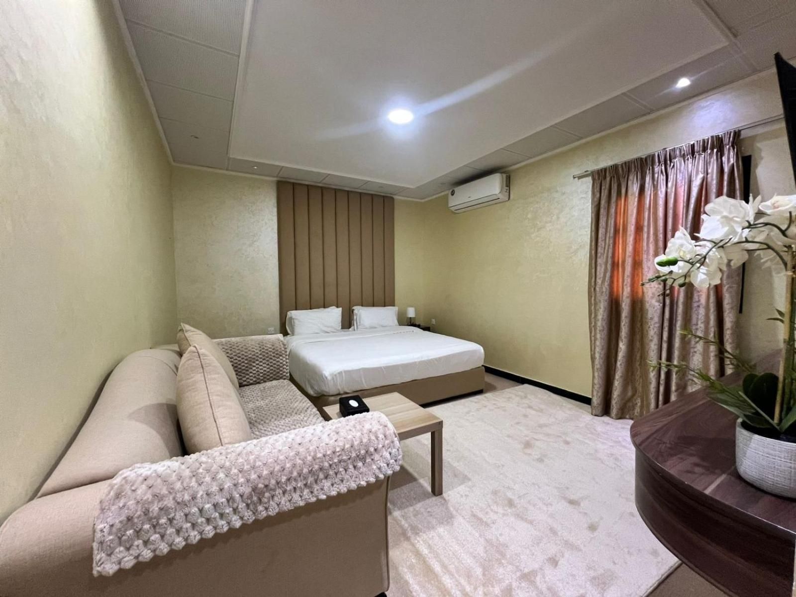 Deluxe Family Room