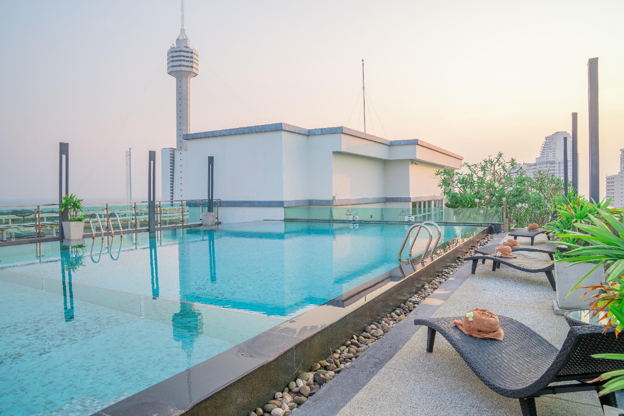 swimming pool [outdoor]