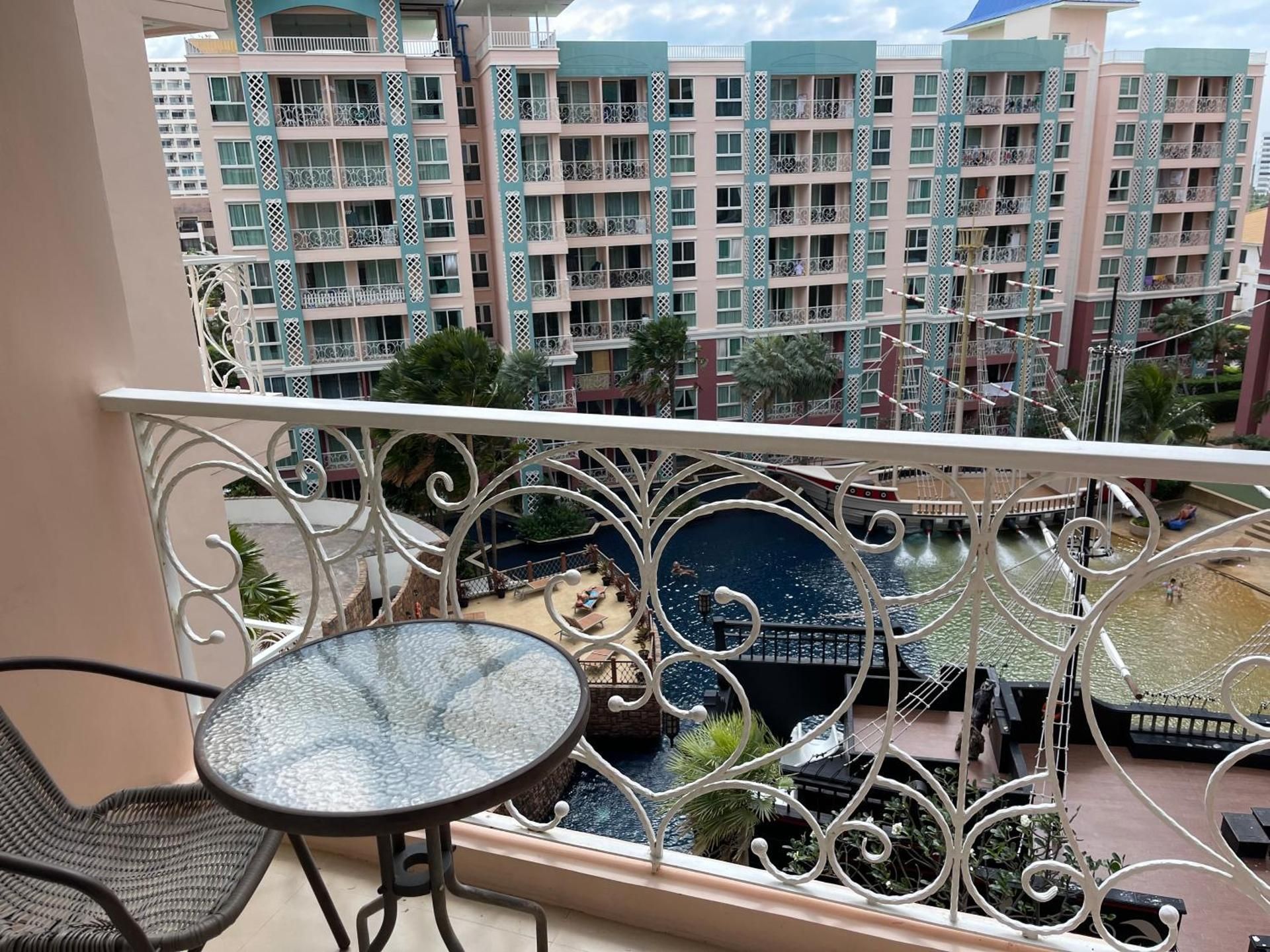 One-Bedroom Apartment with Balcony