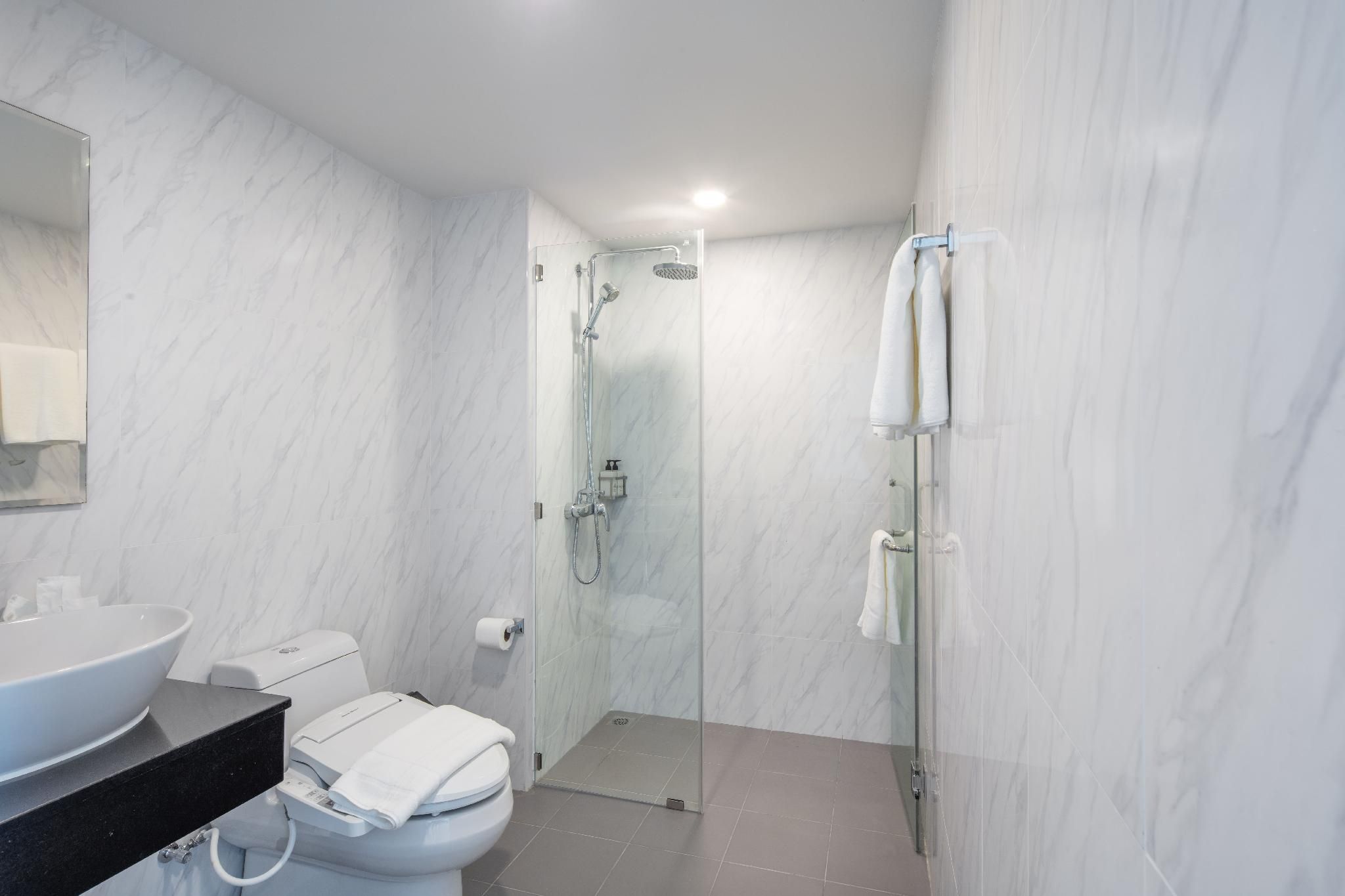 The Rizin Hotel Phratamnak Deluxe Twin Room 3