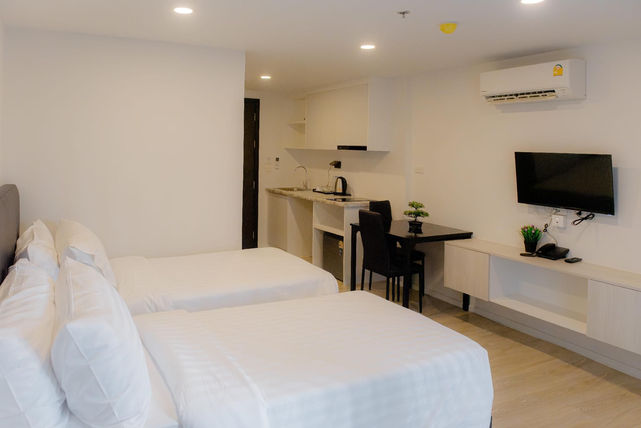 The Rizin Hotel Phratamnak Standard Twin Room