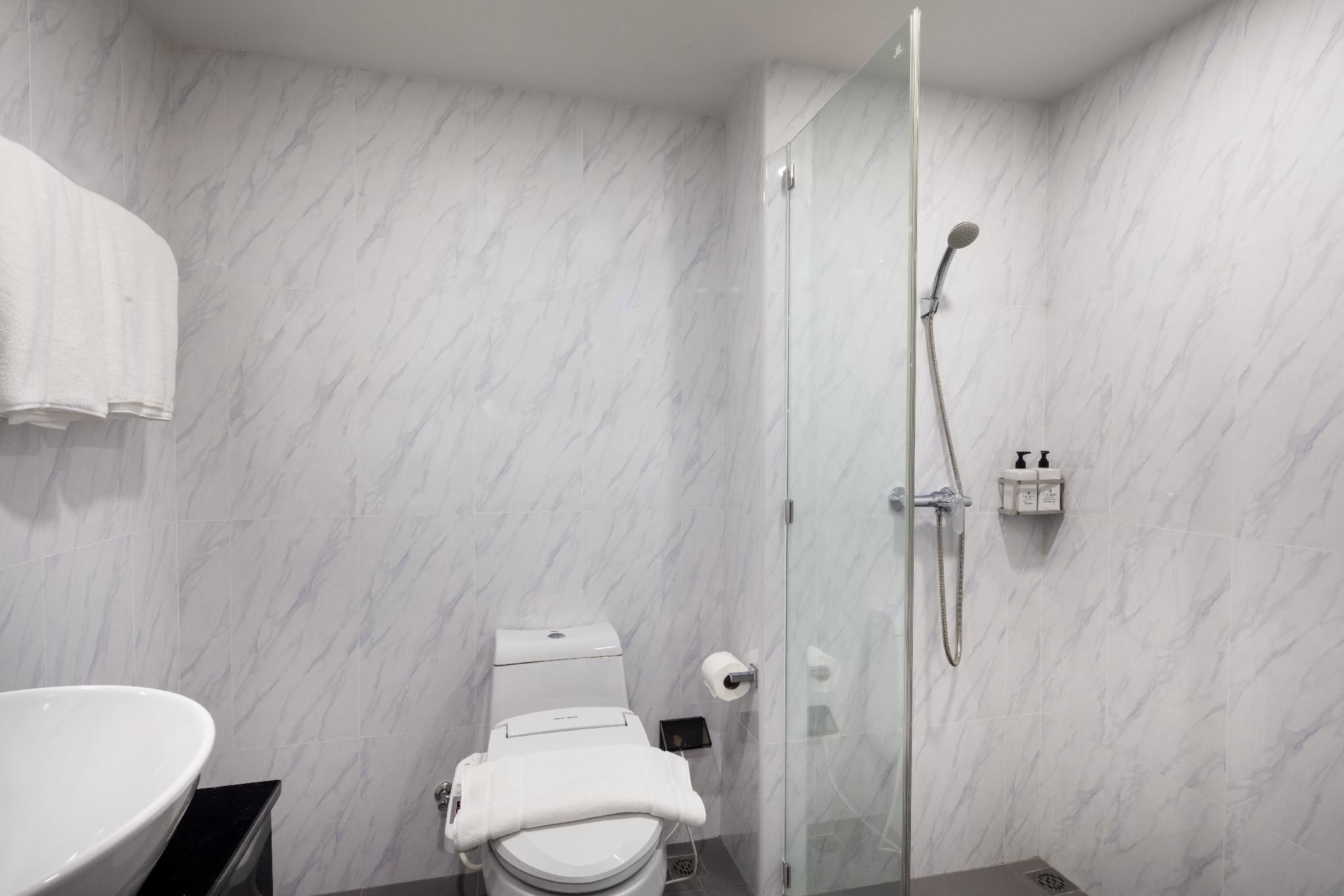 The Rizin Hotel Phratamnak Standard Twin Room 3