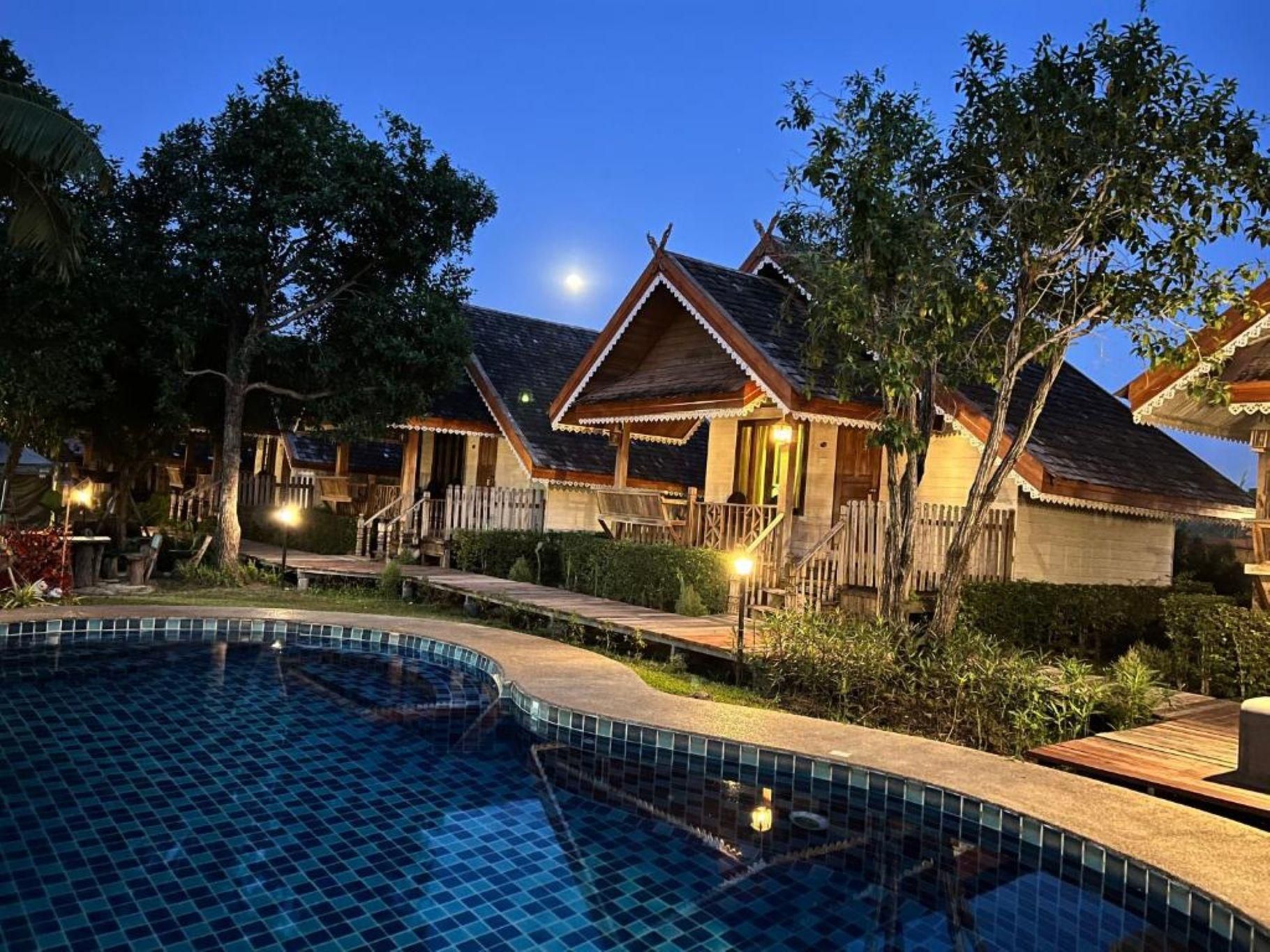 swimming pool [outdoor]