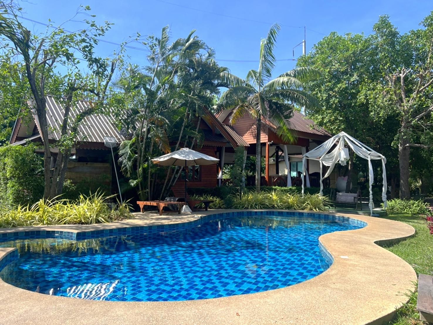 swimming pool [outdoor]