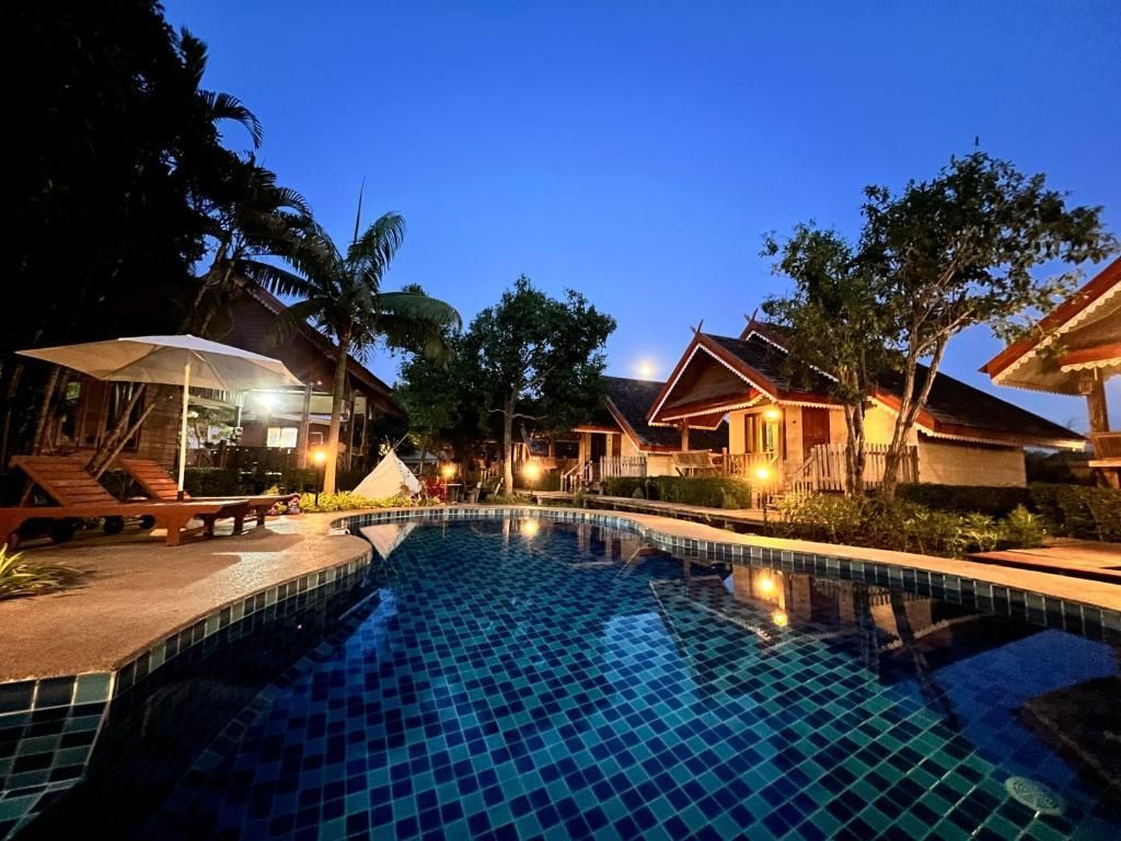 swimming pool [outdoor]