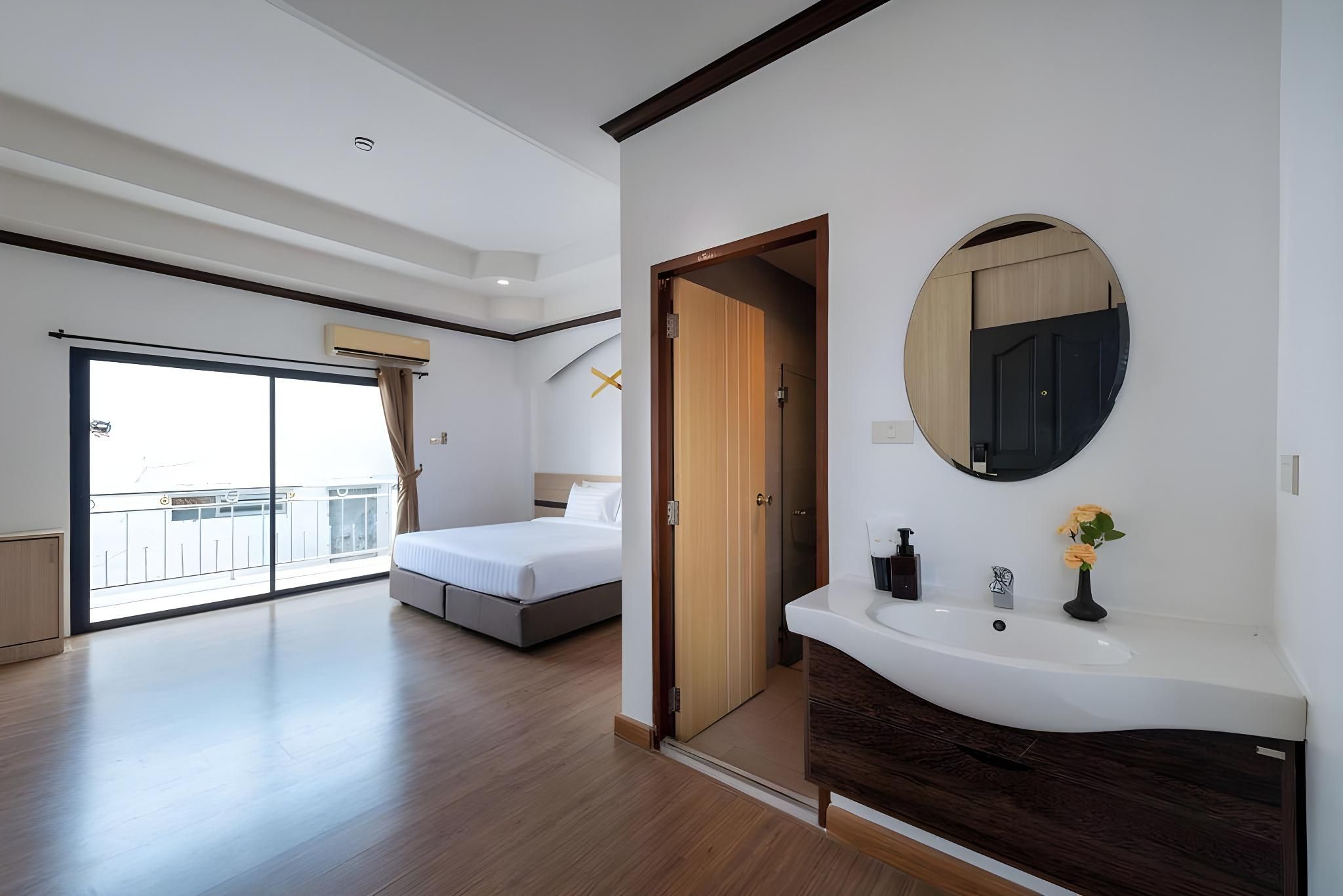 Deluxe Corner King Room