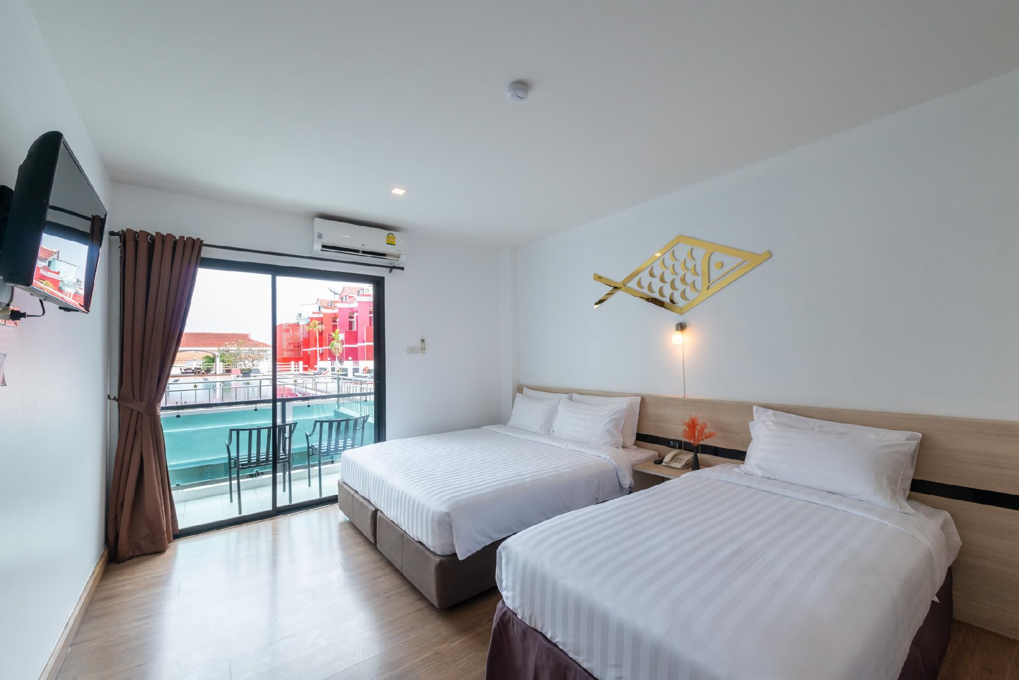 Deluxe Triple Pool View