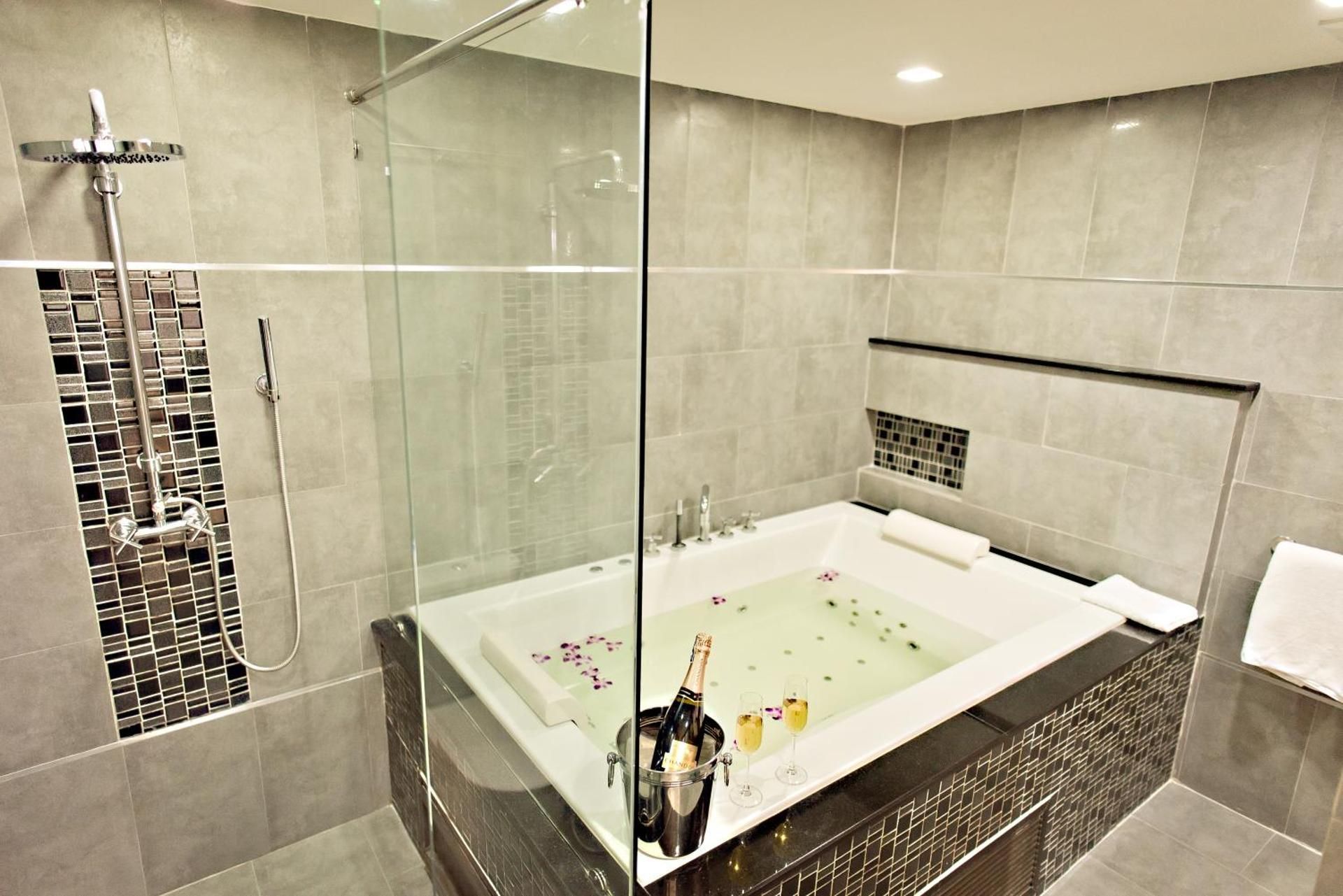 Two-Bedroom Suite with Bathtub