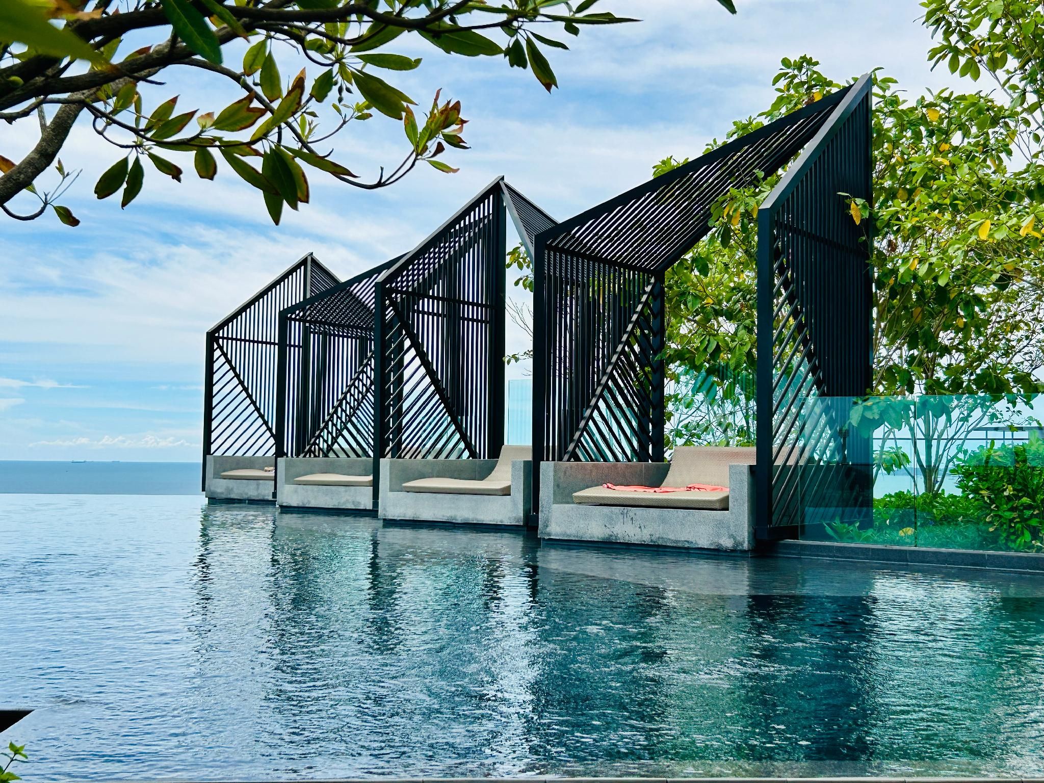 swimming pool [outdoor]