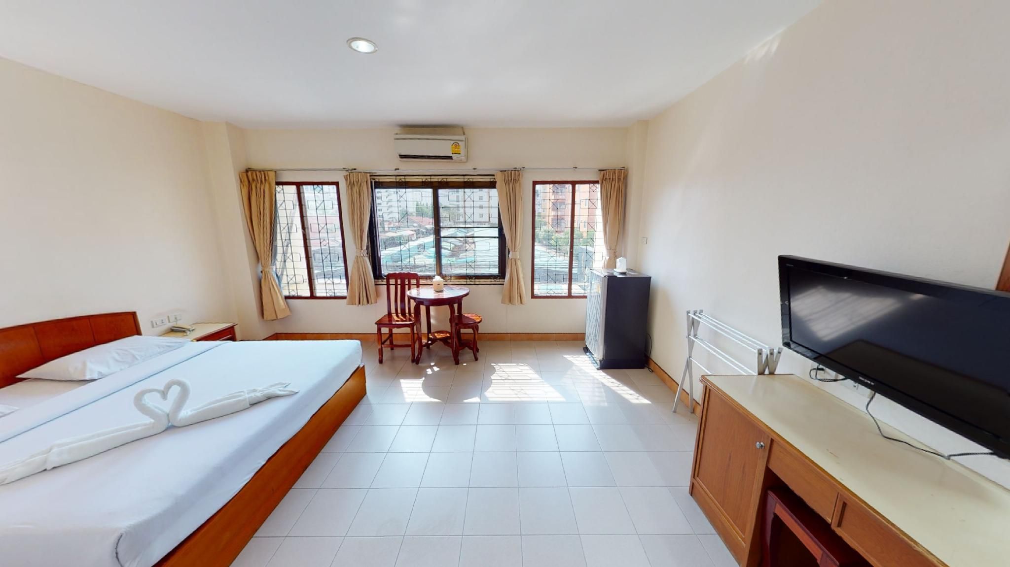 Standard room - road side