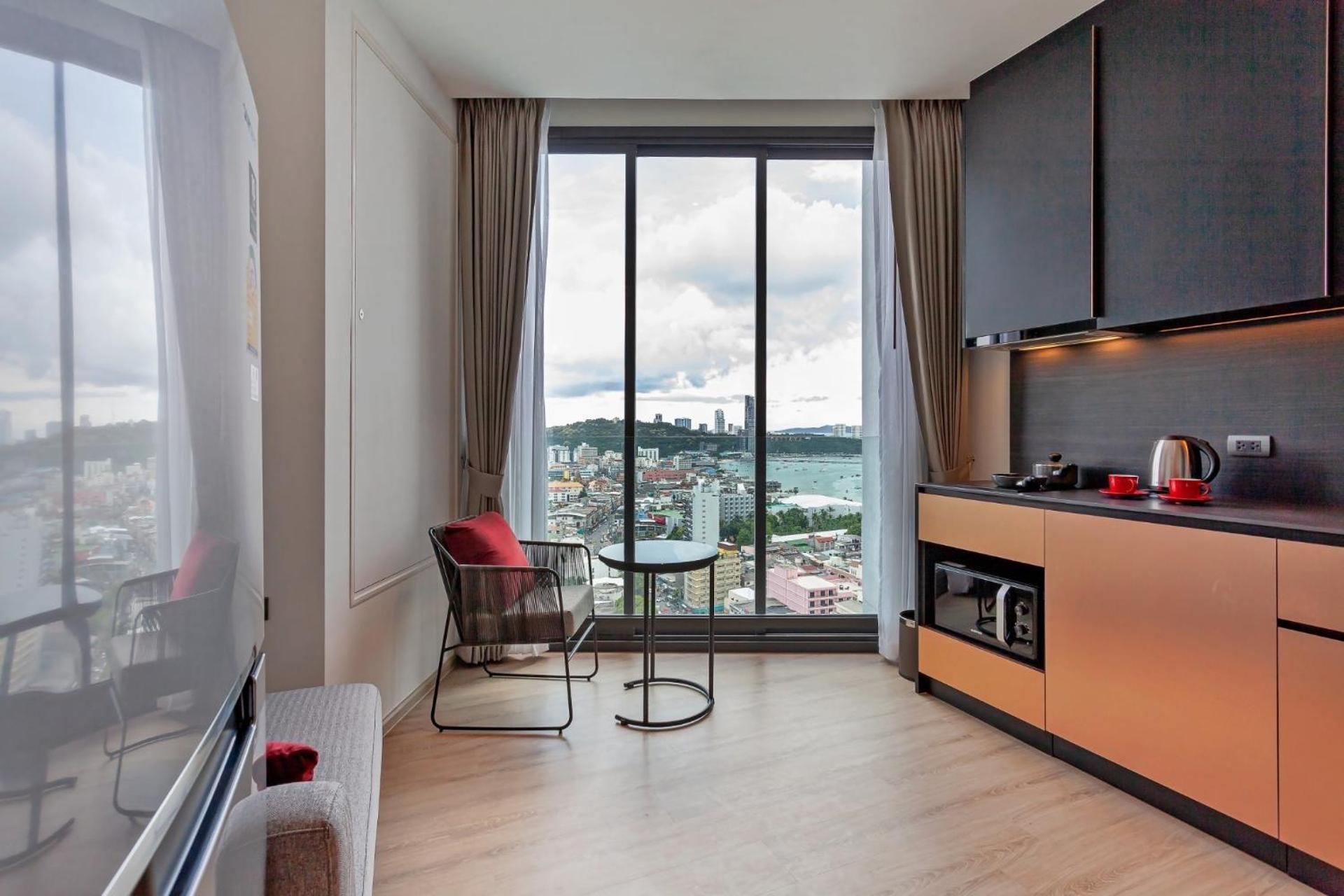 Edge Central Pattaya Ocean view visible fireworks Deluxe One-Bedroom Apartment with Ocean View 3