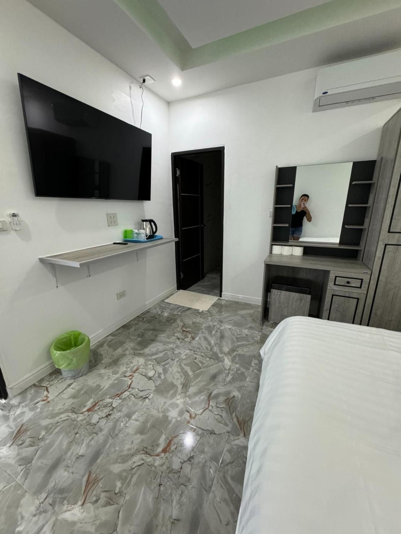 Moggy s Bar And Guest House Double Room 2