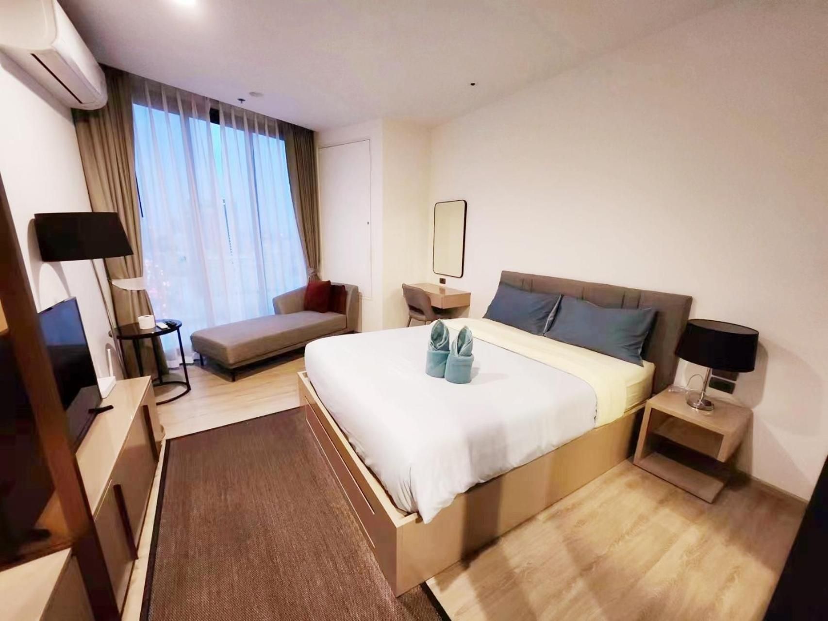 One-Bedroom Apartment with Bay View