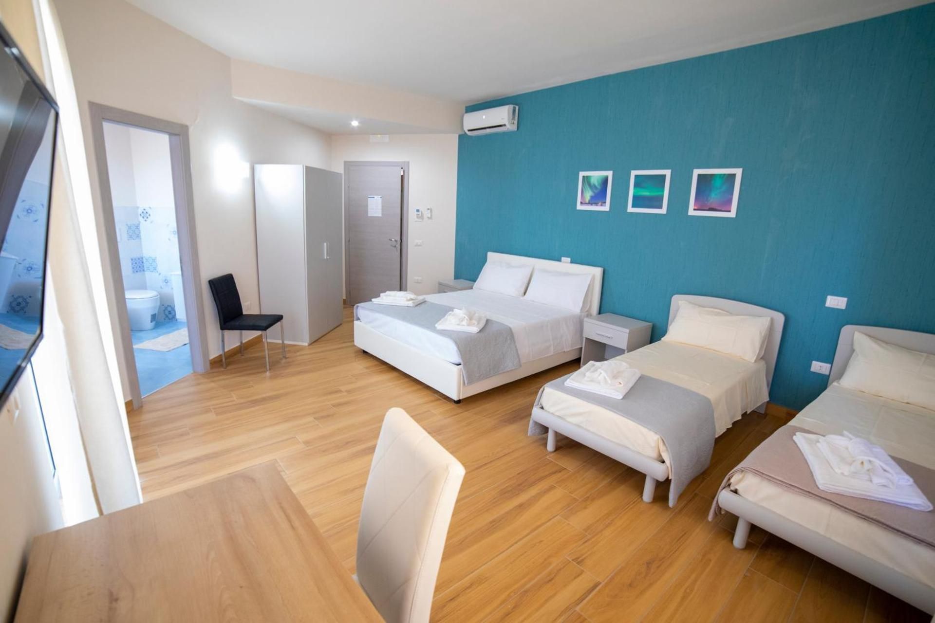 Deluxe Room (2 Adults + 1 Child)
