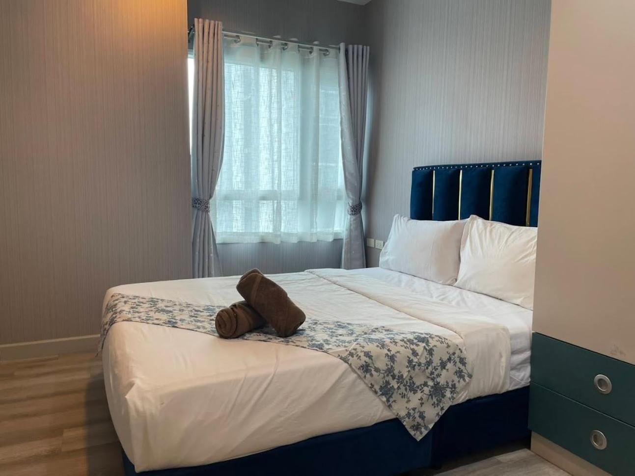 One-Bedroom Apartment with Balcony and Mountain View