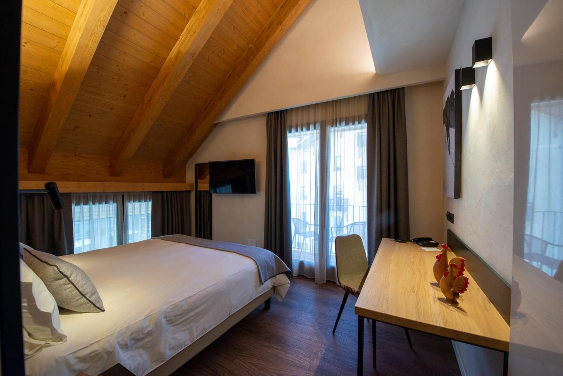 Deluxe Double or Twin Room with City View