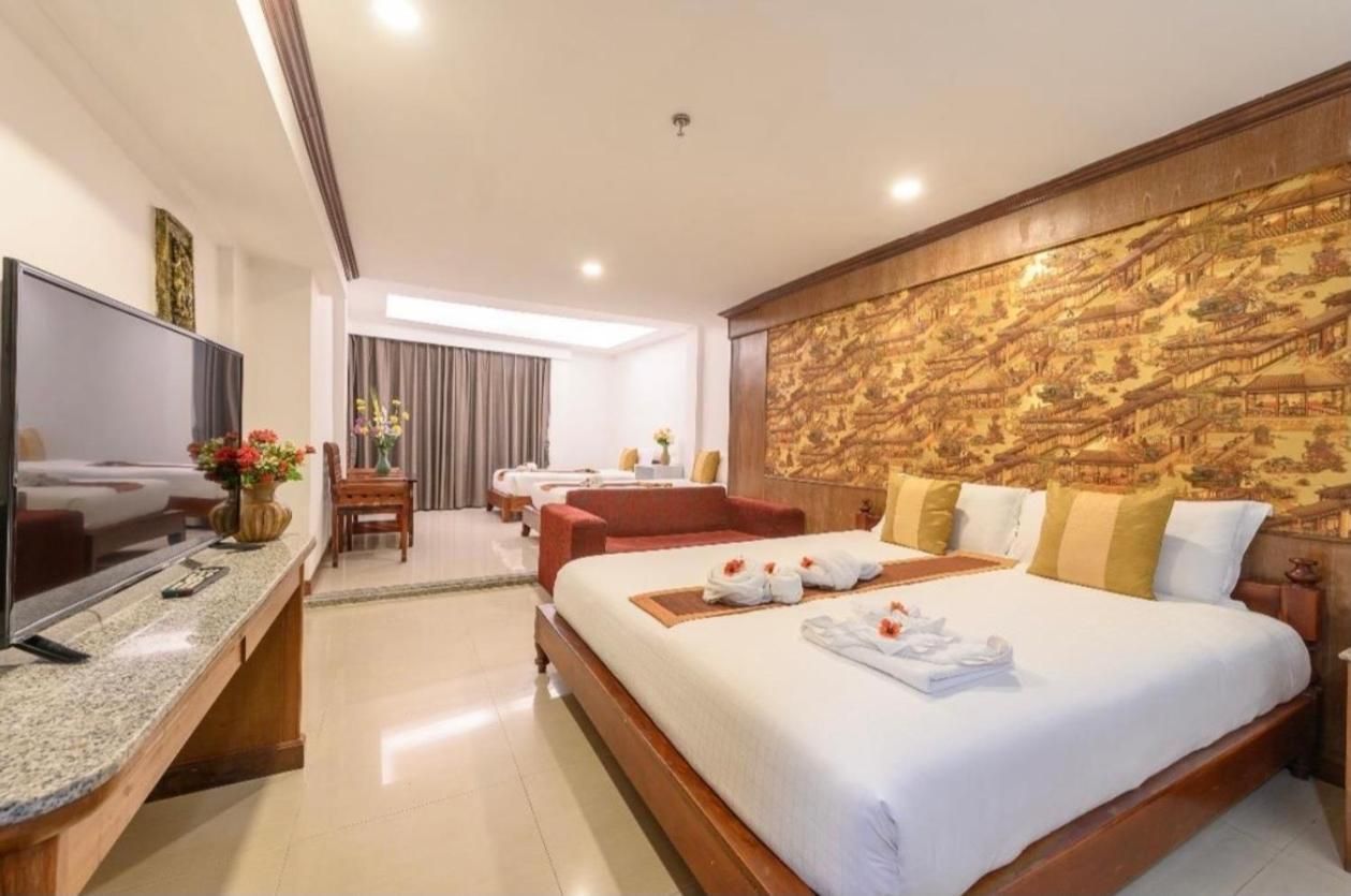 shared lounge/tv area